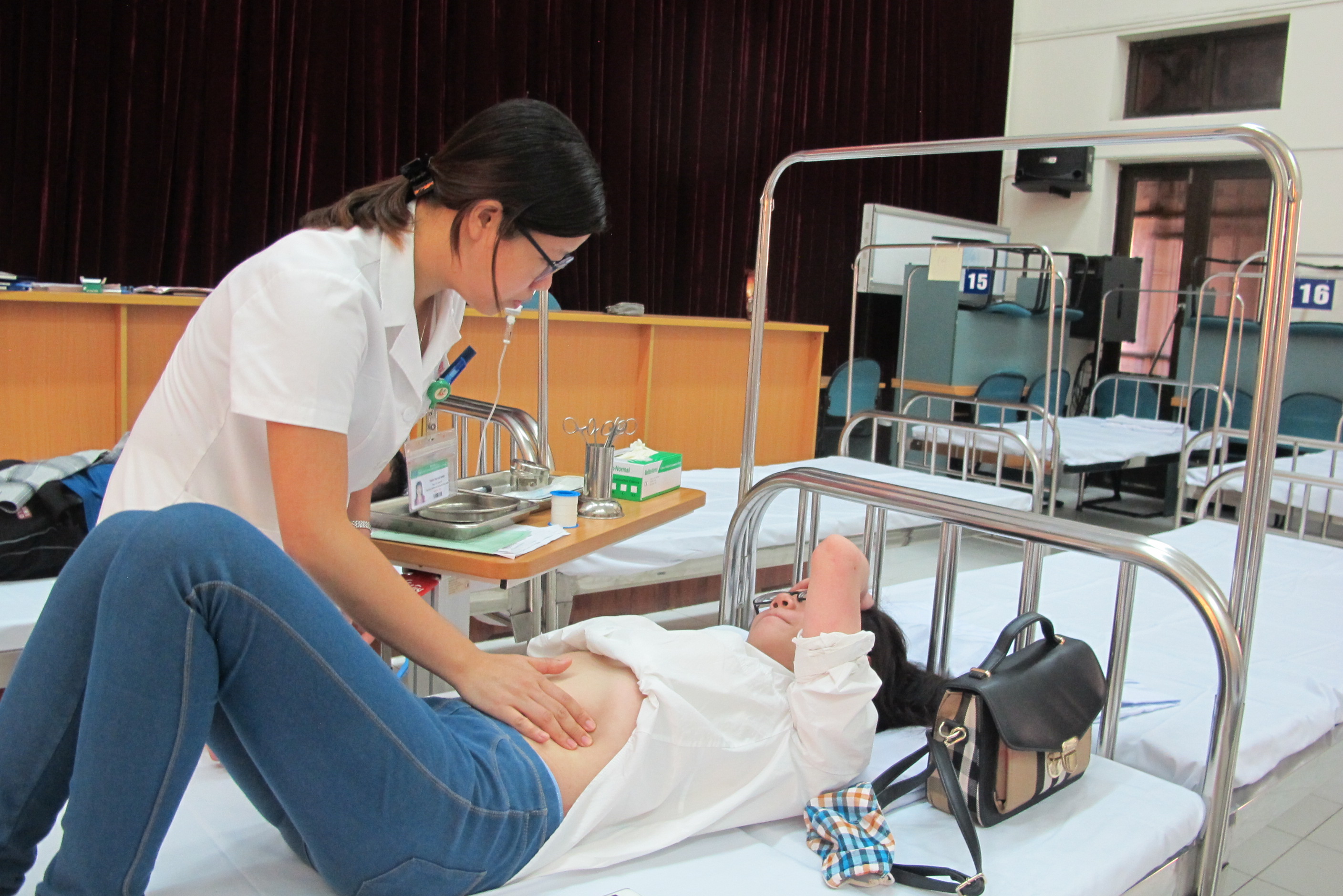 Qu&aacute; tải, hội trường th&agrave;nh ph&ograve;ng bệnh điều trị sốt xuất huyết - Ảnh 4.