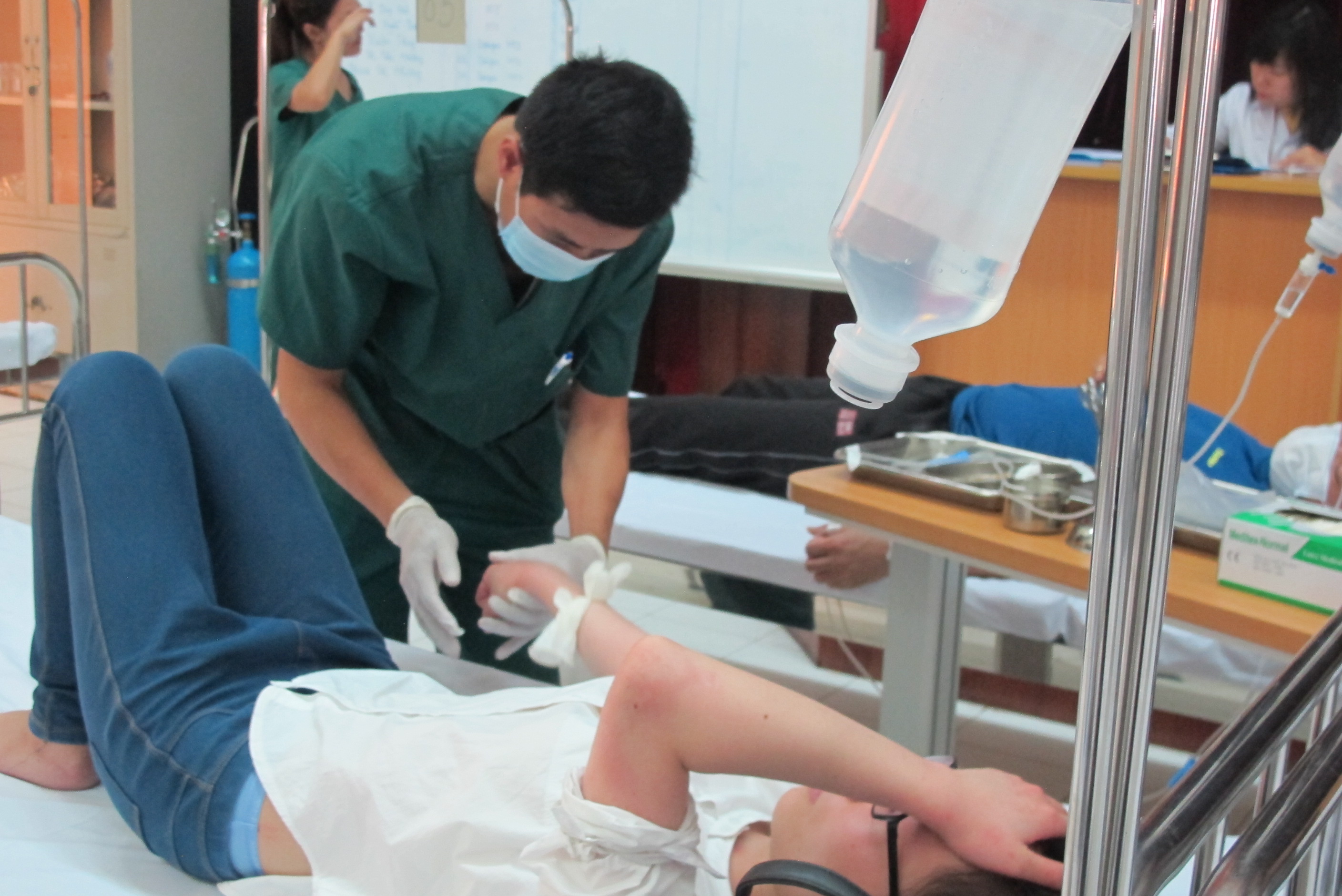Qu&aacute; tải, hội trường th&agrave;nh ph&ograve;ng bệnh điều trị sốt xuất huyết - Ảnh 6.