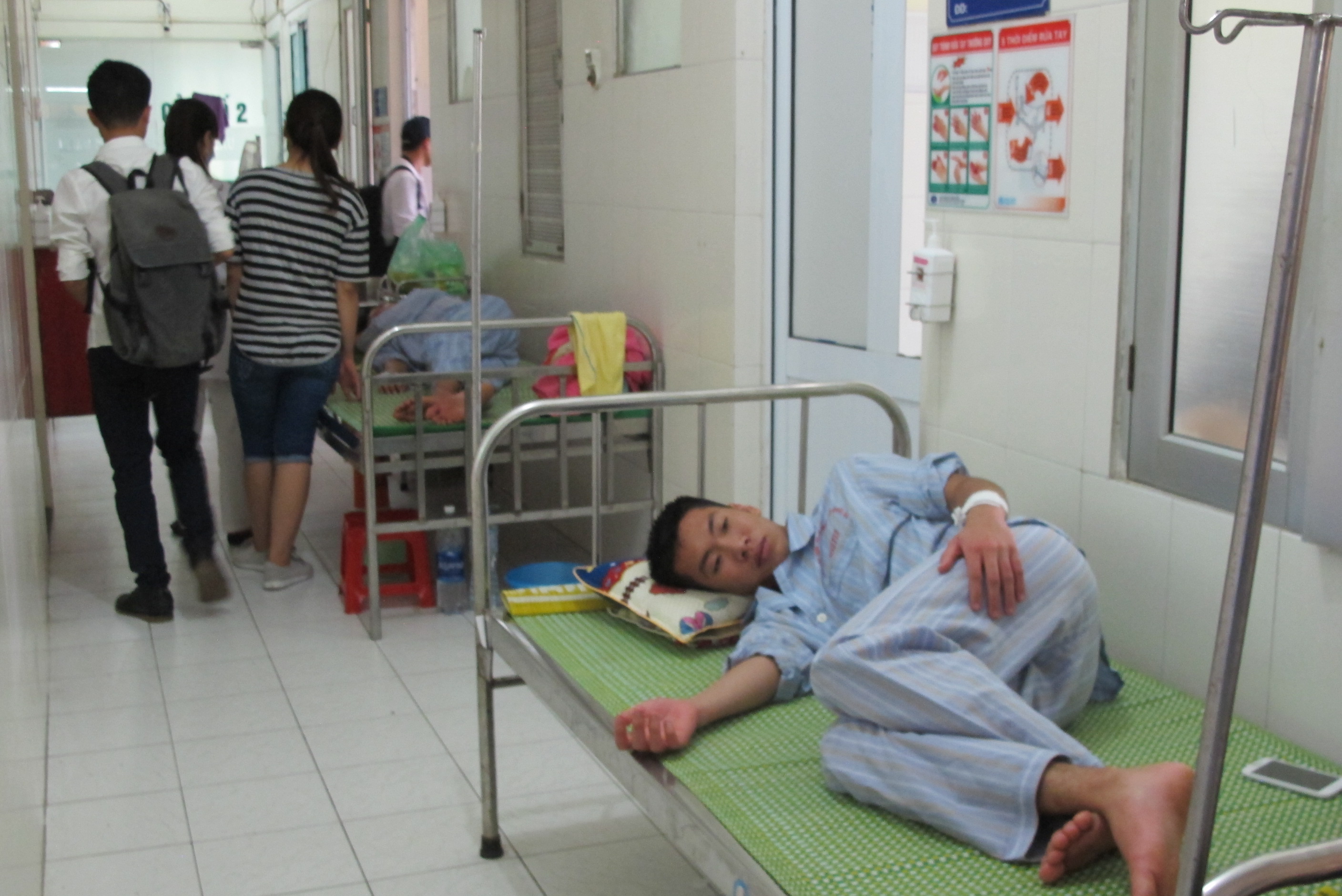 Qu&aacute; tải, hội trường th&agrave;nh ph&ograve;ng bệnh điều trị sốt xuất huyết - Ảnh 12.