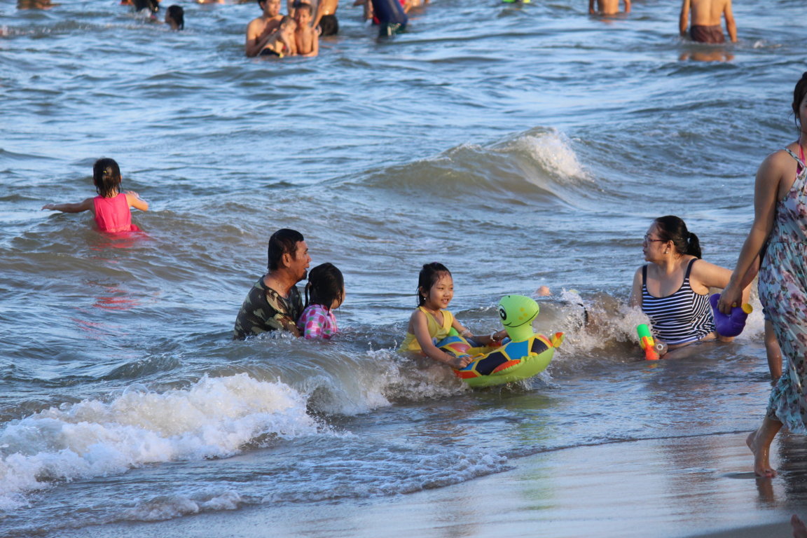 Biển Nha Trang thu hút hàng chục ngàn du khách mỗi ngày