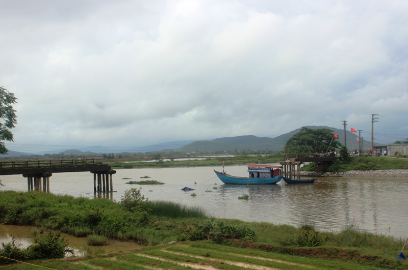 Tàu cát tông sập cầu, người phụ nữ và xe máy rơi xuống sông