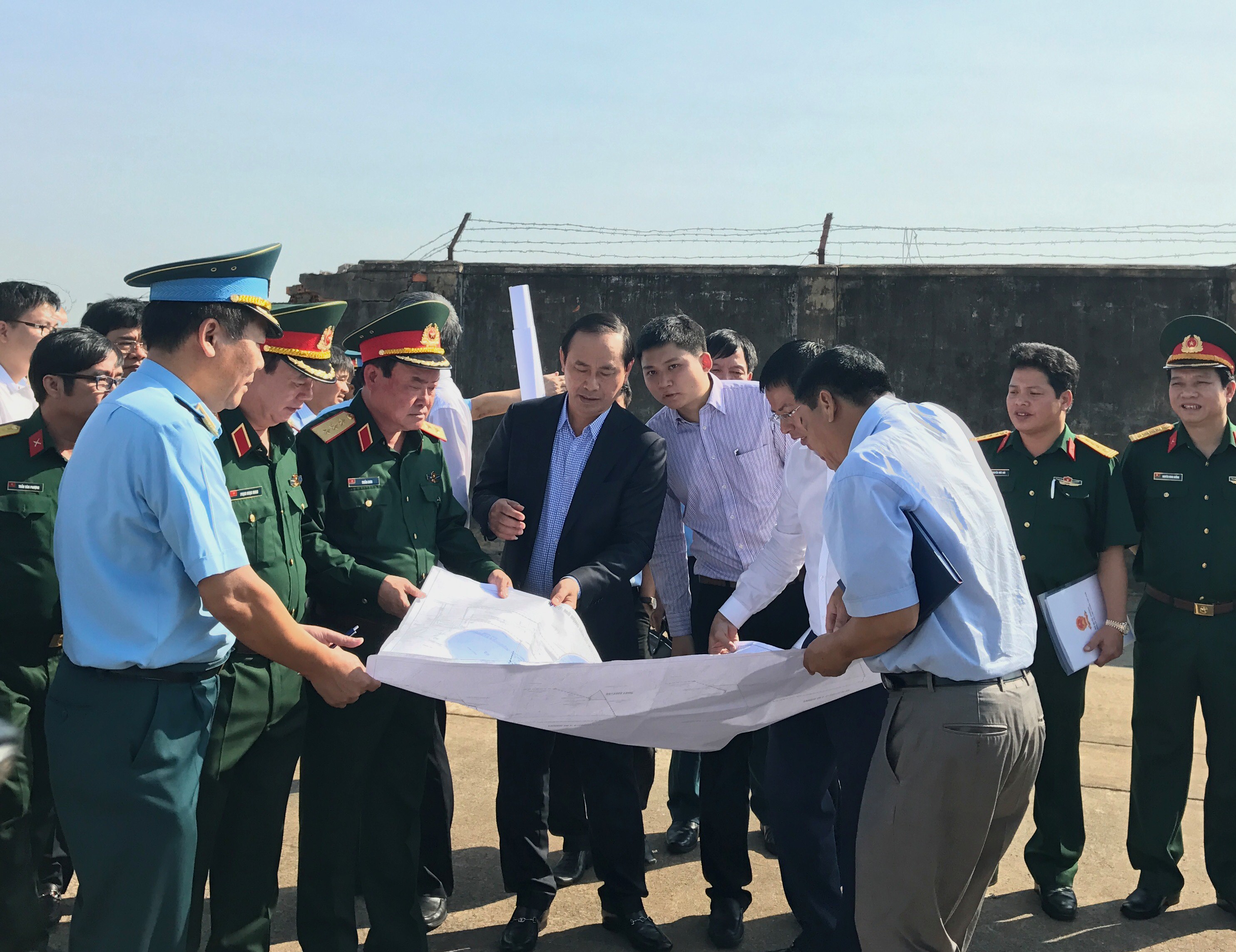 Thượng tướng Trần Đơn, Thứ trưởng Bộ Quốc phòng, cùng Thứ trưởng Bộ GTVT khảo sát khu vực đất sẽ bàn giao