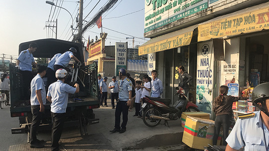 L&atilde;nh đạo quận B&igrave;nh T&acirc;n (TP HCM) xuống đường xử l&yacute; lấn chiếm vỉa h&egrave;