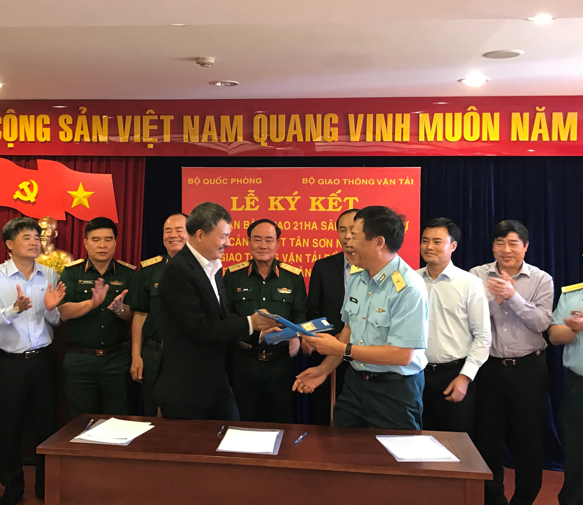 Đại diện các bên ký kết biên bản bàn giao