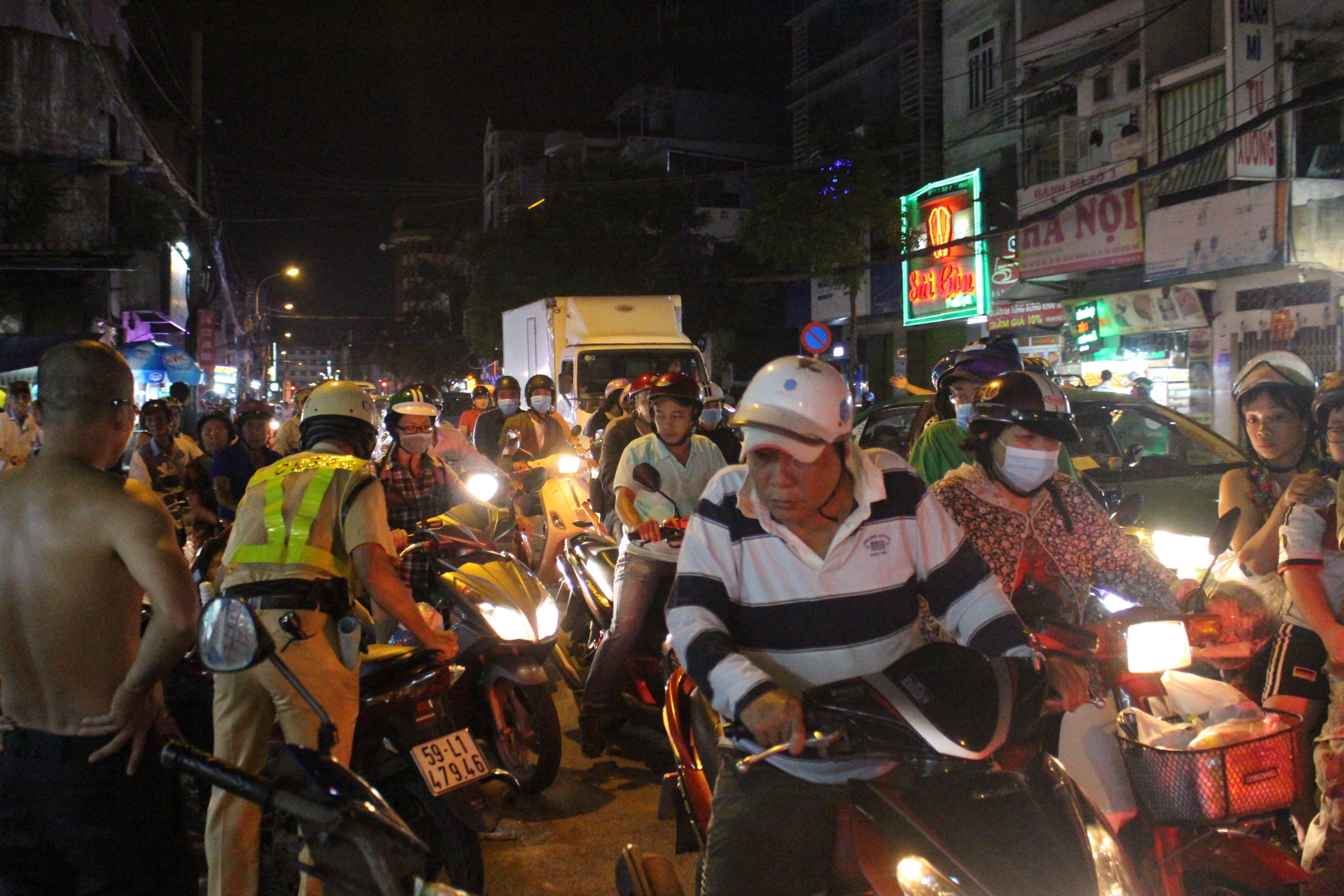 TP HCM: “Xe điên” tông hàng loạt xe máy rồi điên cuồng bỏ chạy - Ảnh 2.