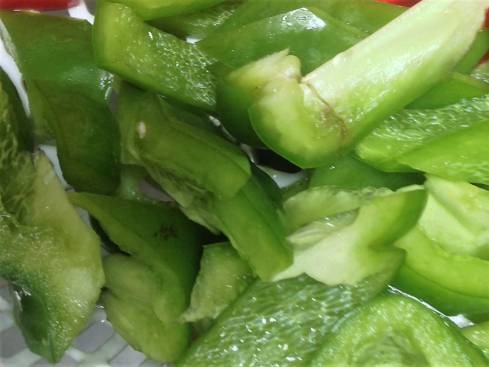 
Ớt chu&ocirc;ng bỏ hạt, xắt miếng
