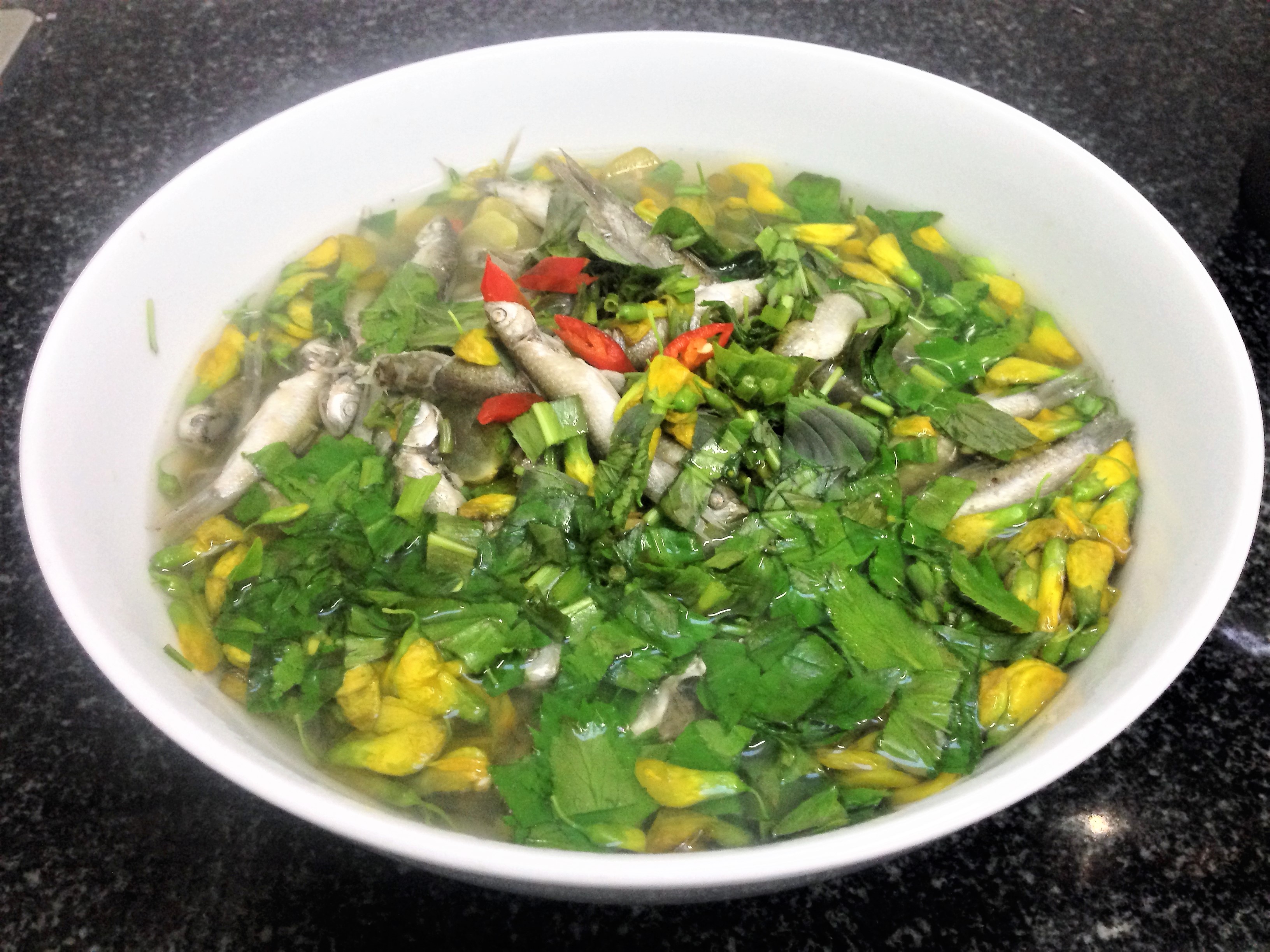 
Canh chua c&aacute; linh, m&oacute;n ăn d&acirc;n d&atilde; qu&ecirc; nh&agrave;
