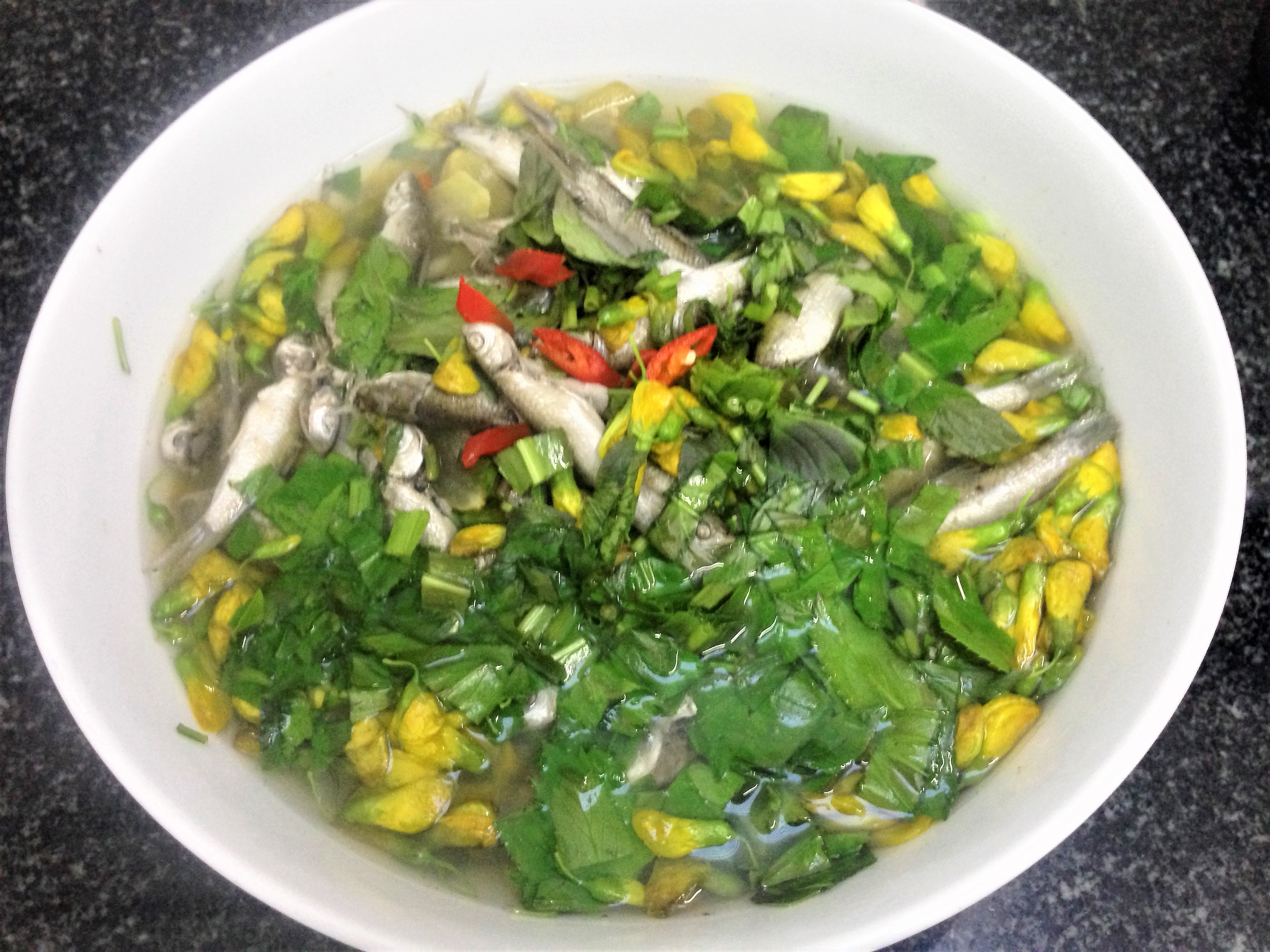 
Canh chua c&aacute; linh nấu c&ugrave;ng b&ocirc;ng đi&ecirc;n điển
