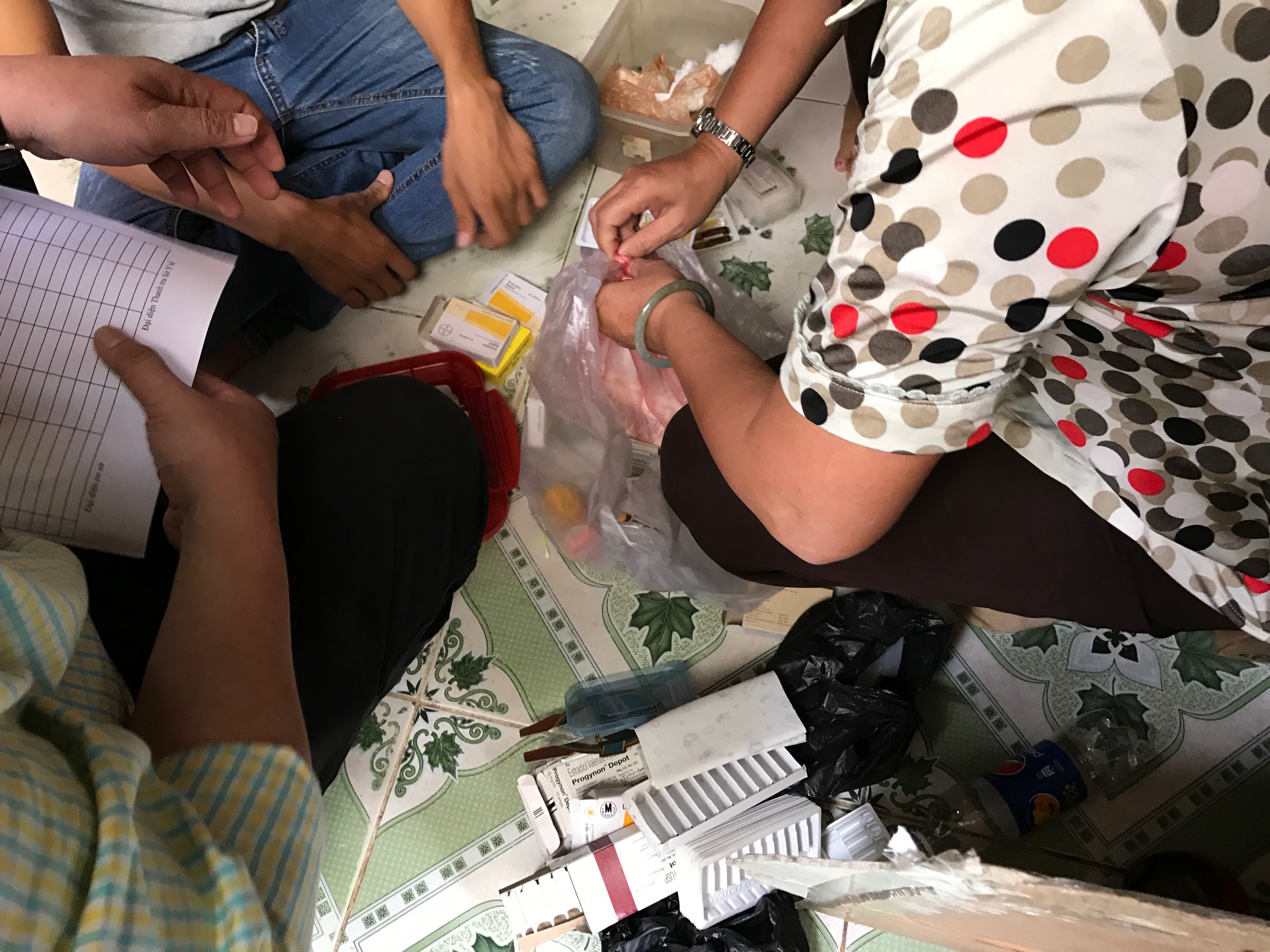 Nhiều nhãn thuốc và lọ thuốc đã bị thu giữ.