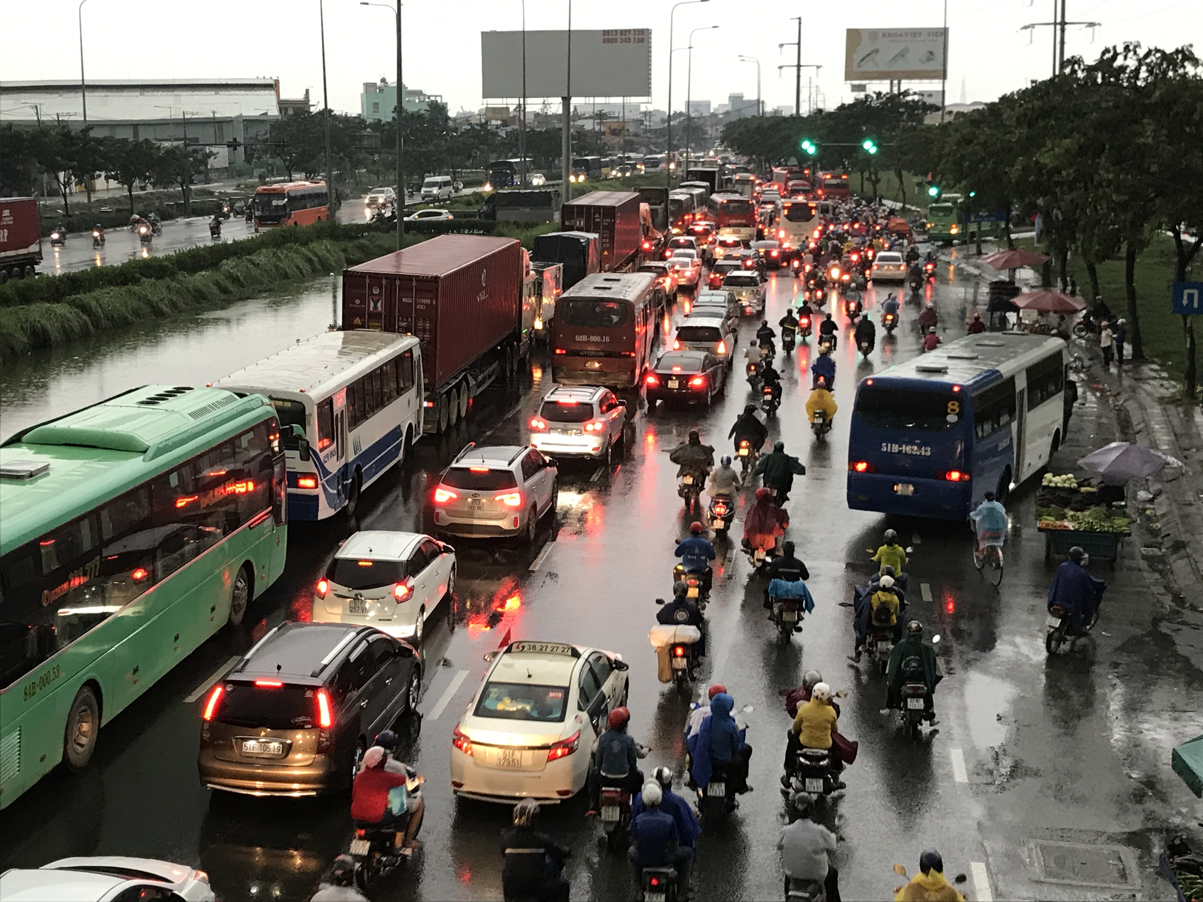 Ướt lướt thướt, chen trong đám kẹt xe về miền Tây nghỉ lễ