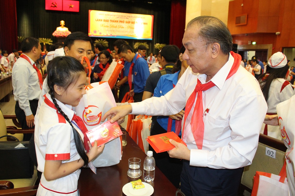 Lãnh đạo TP tặng quà cho các thiếu nhi ngày 4-2