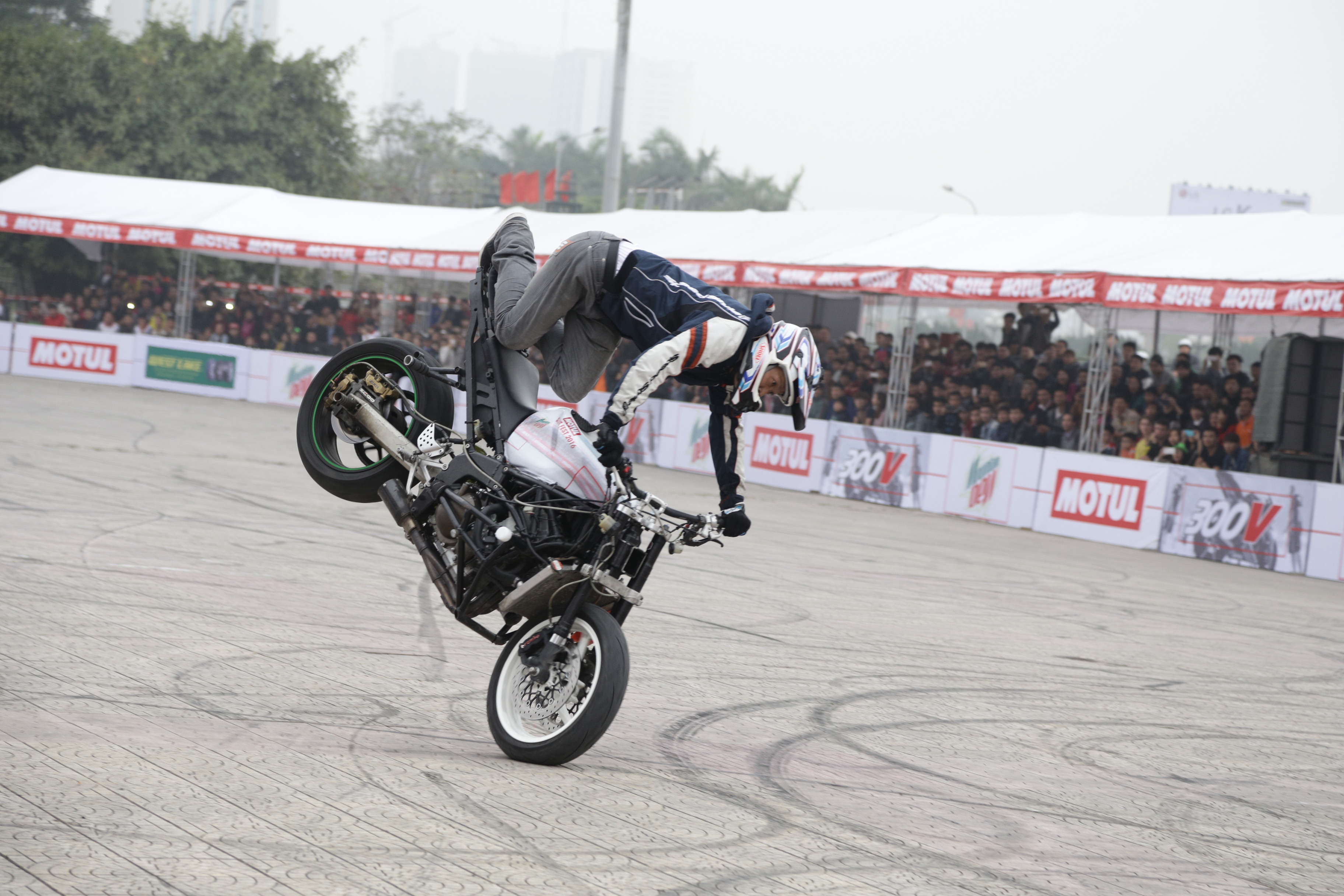 Xem "quái xế" biểu diễn trong Motul Stunt Fest