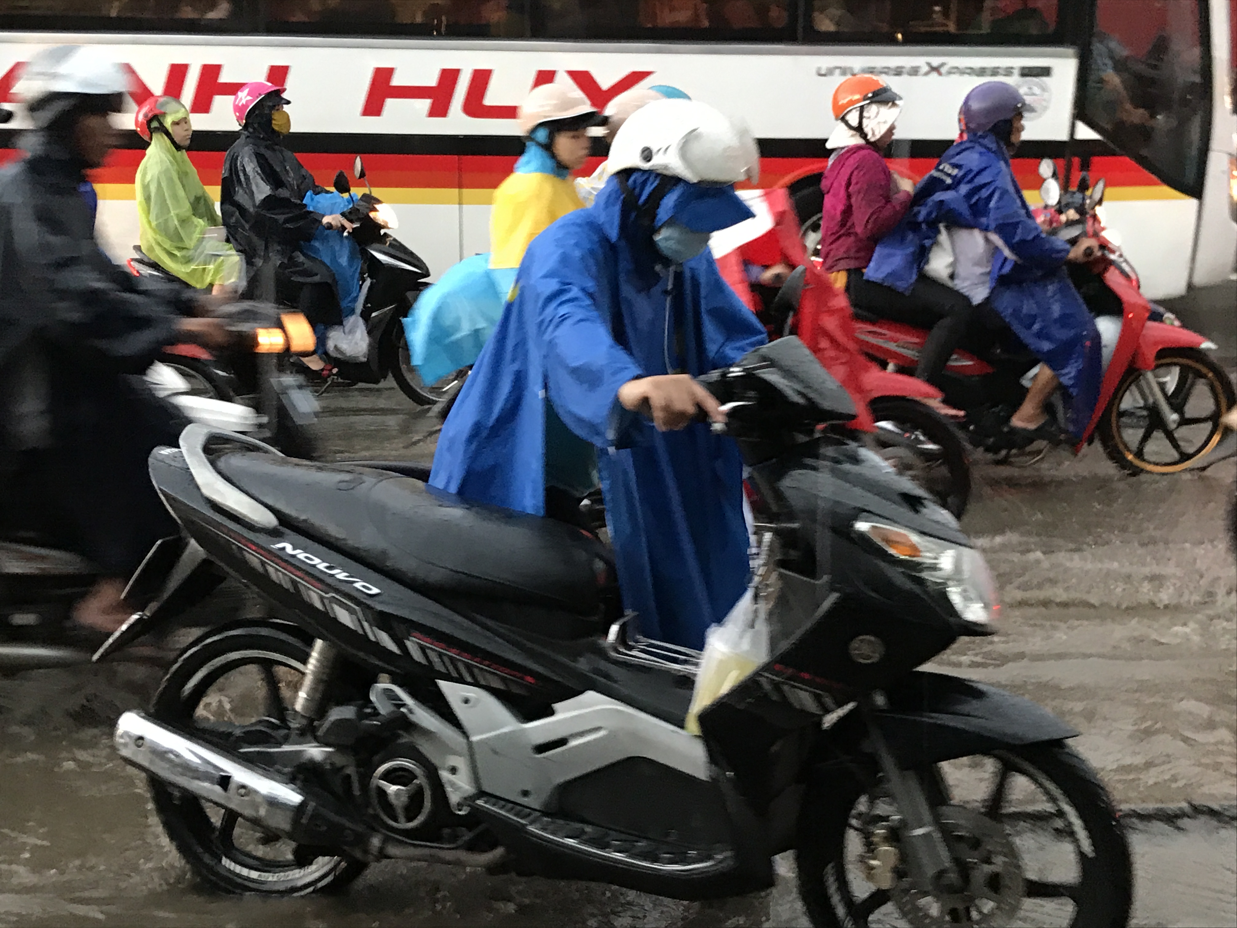 Ướt lướt thướt, chen trong đám kẹt xe về miền Tây nghỉ lễ - Ảnh 6.