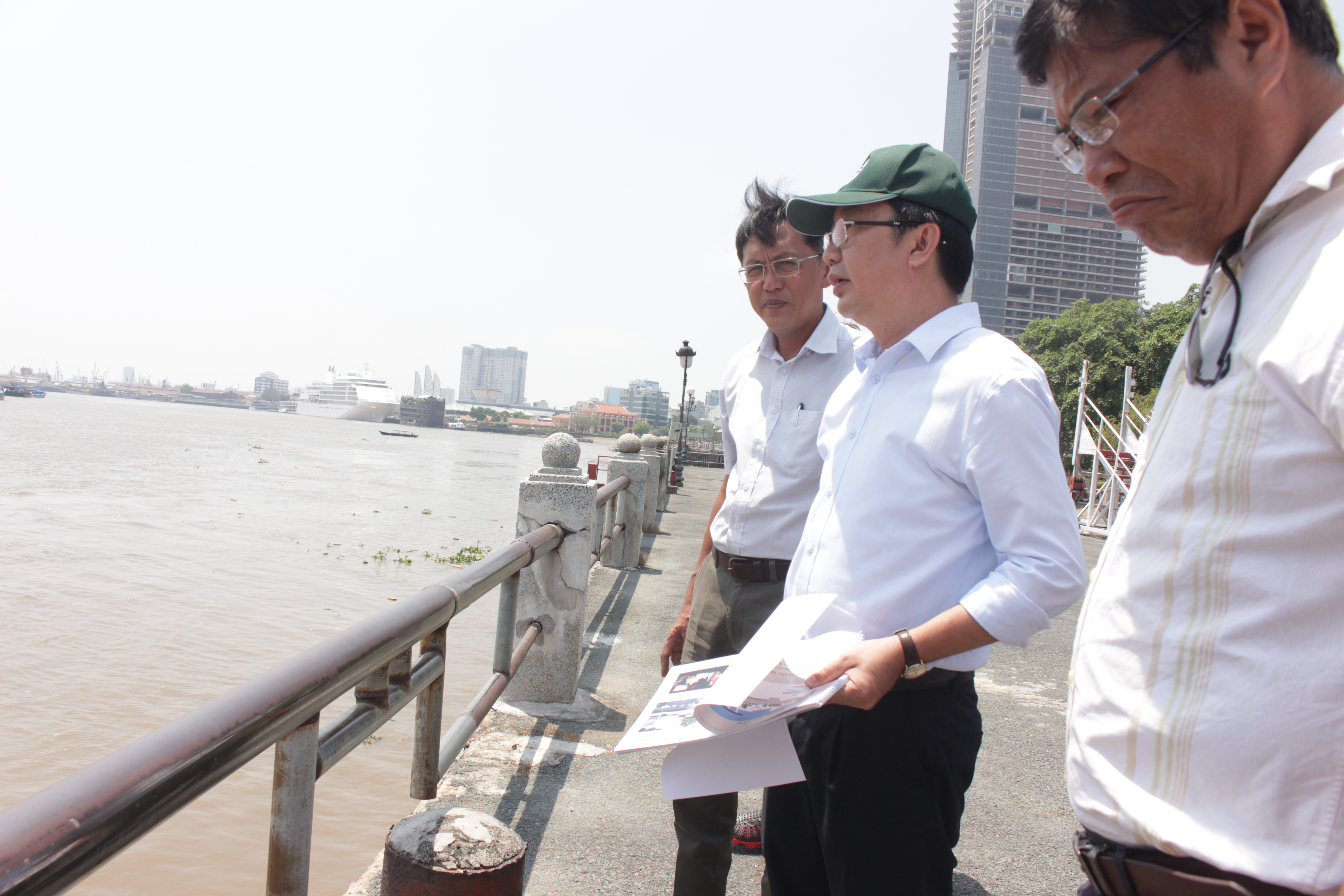 Khảo s&aacute;t tại khu vực n&agrave;y, nhận thấy lan can thấp v&agrave; hở, &ocirc;ng Thuận n&oacute;i với c&aacute;n bộ phụ tr&aacute;ch phải sửa lại lan can, lắp th&ecirc;m tấm chắn để đ&aacute;m bảo an to&agrave;n cho người d&acirc;n tham quan, đặc biệt l&agrave; trẻ em.