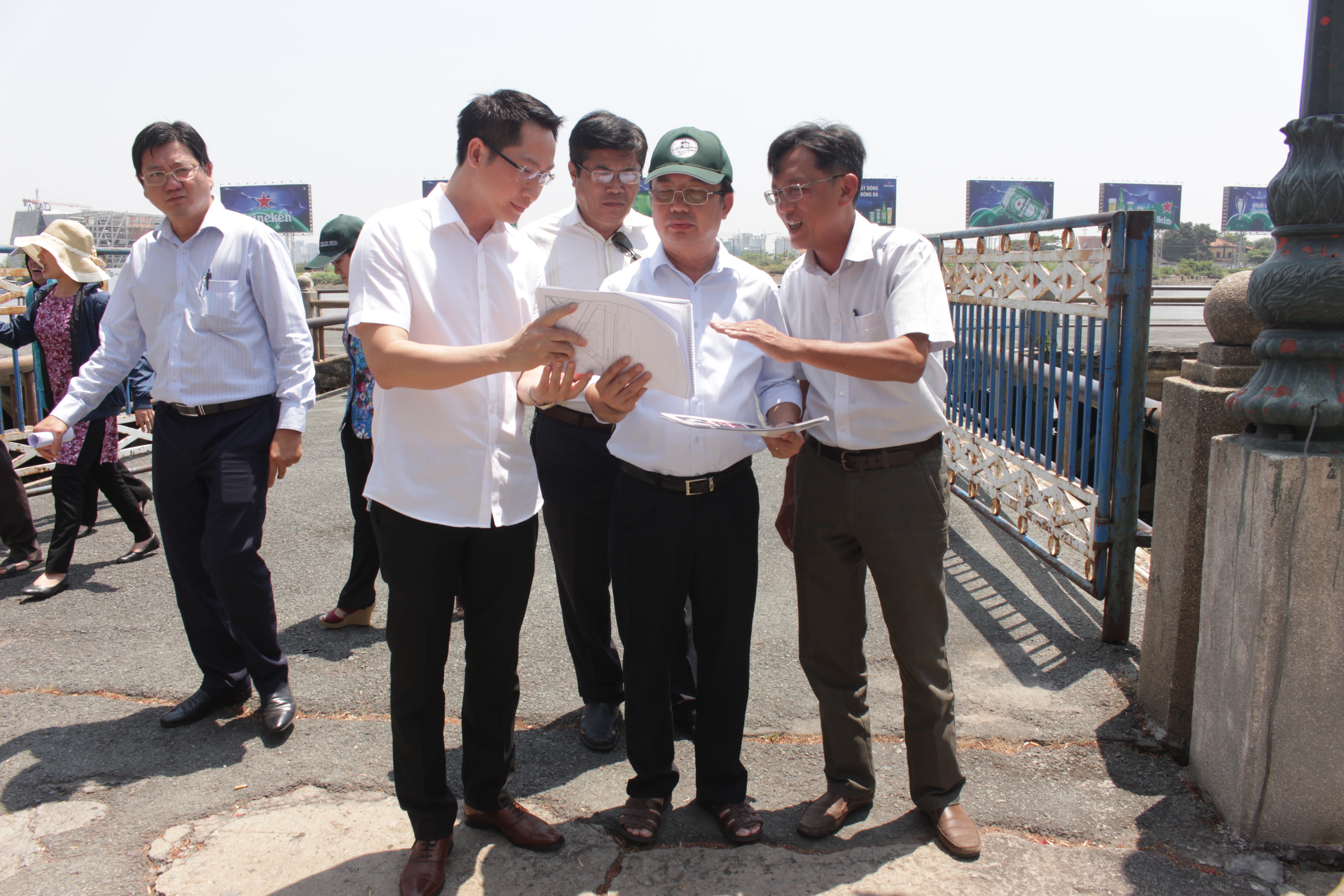 Đoàn khảo sát xem xét đề án xây dựng công viên Bạch Đằng thành Phố hàng rong.