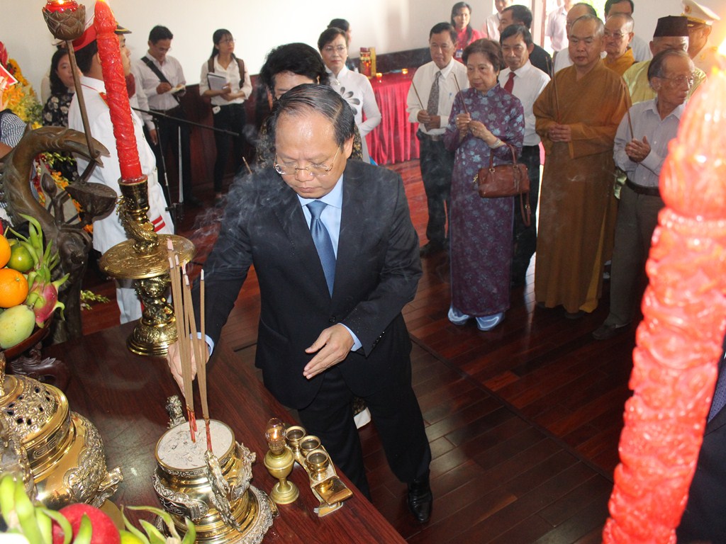 &Ocirc;ng L&ecirc; Thanh Hải c&ugrave;ng l&atilde;nh đạo TP HCM d&acirc;ng hương B&aacute;c Hồ - Ảnh 2.