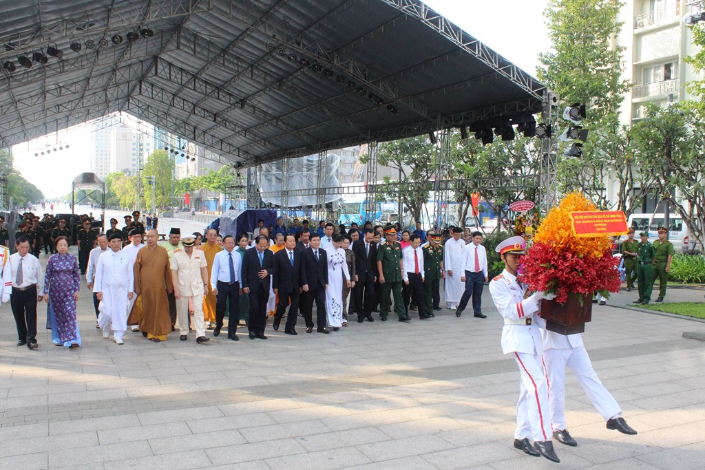&Ocirc;ng L&ecirc; Thanh Hải c&ugrave;ng l&atilde;nh đạo TP HCM d&acirc;ng hương B&aacute;c Hồ - Ảnh 4.