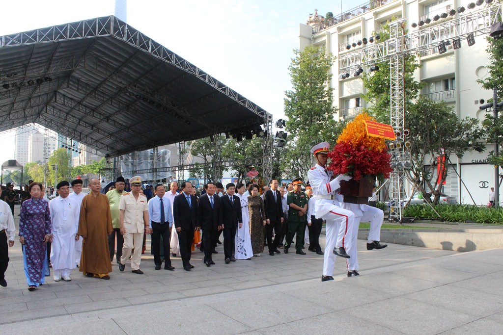 Ông Lê Thanh Hải cùng lãnh đạo TP HCM dâng hương Bác Hồ