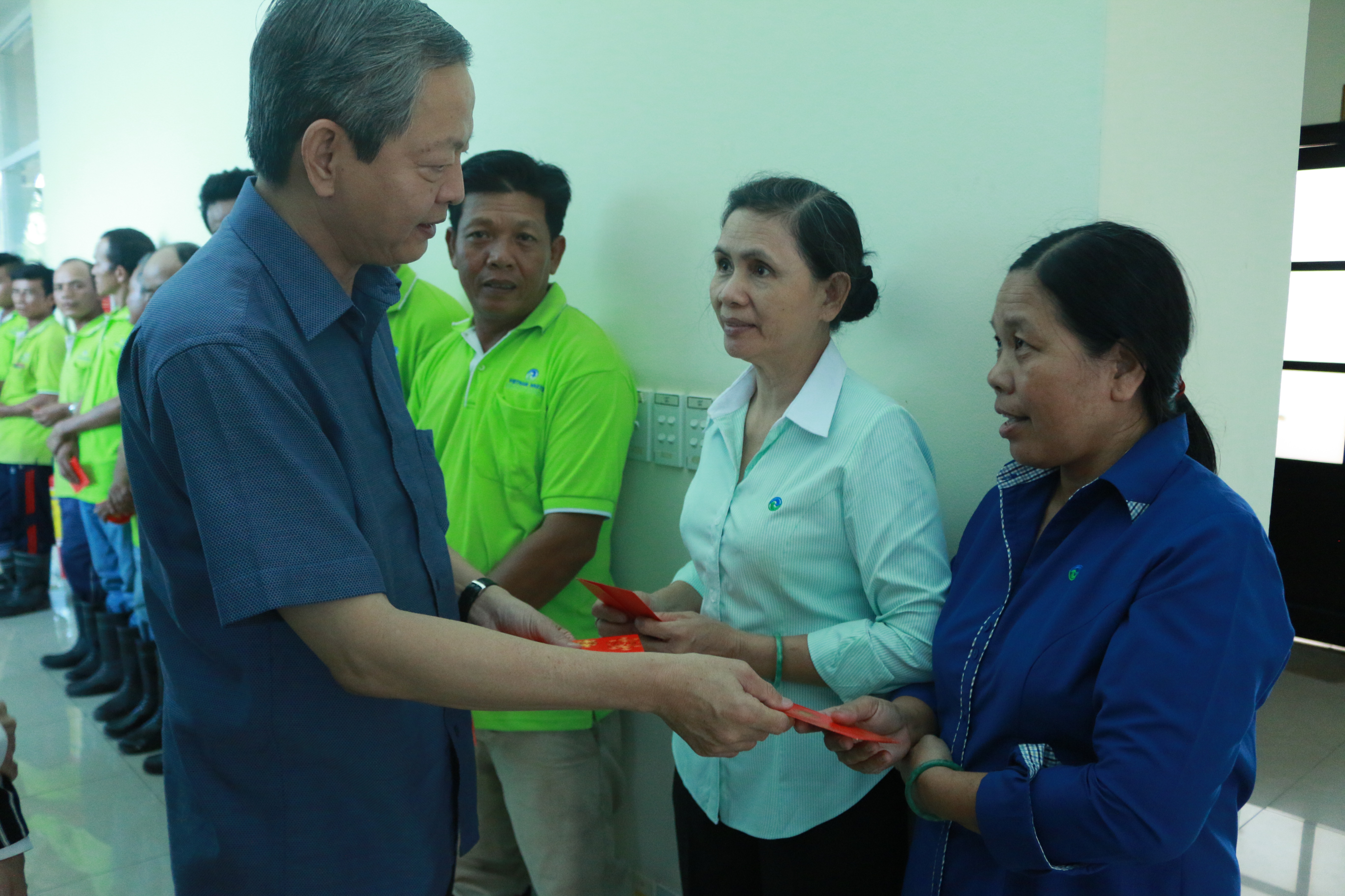
&Ocirc;ng L&ecirc; Văn Khoa thăm hỏi v&agrave; ch&uacute;c tết người lao động tại Khu li&ecirc;n hiệp xử l&yacute; r&aacute;c thải Đa Phước
