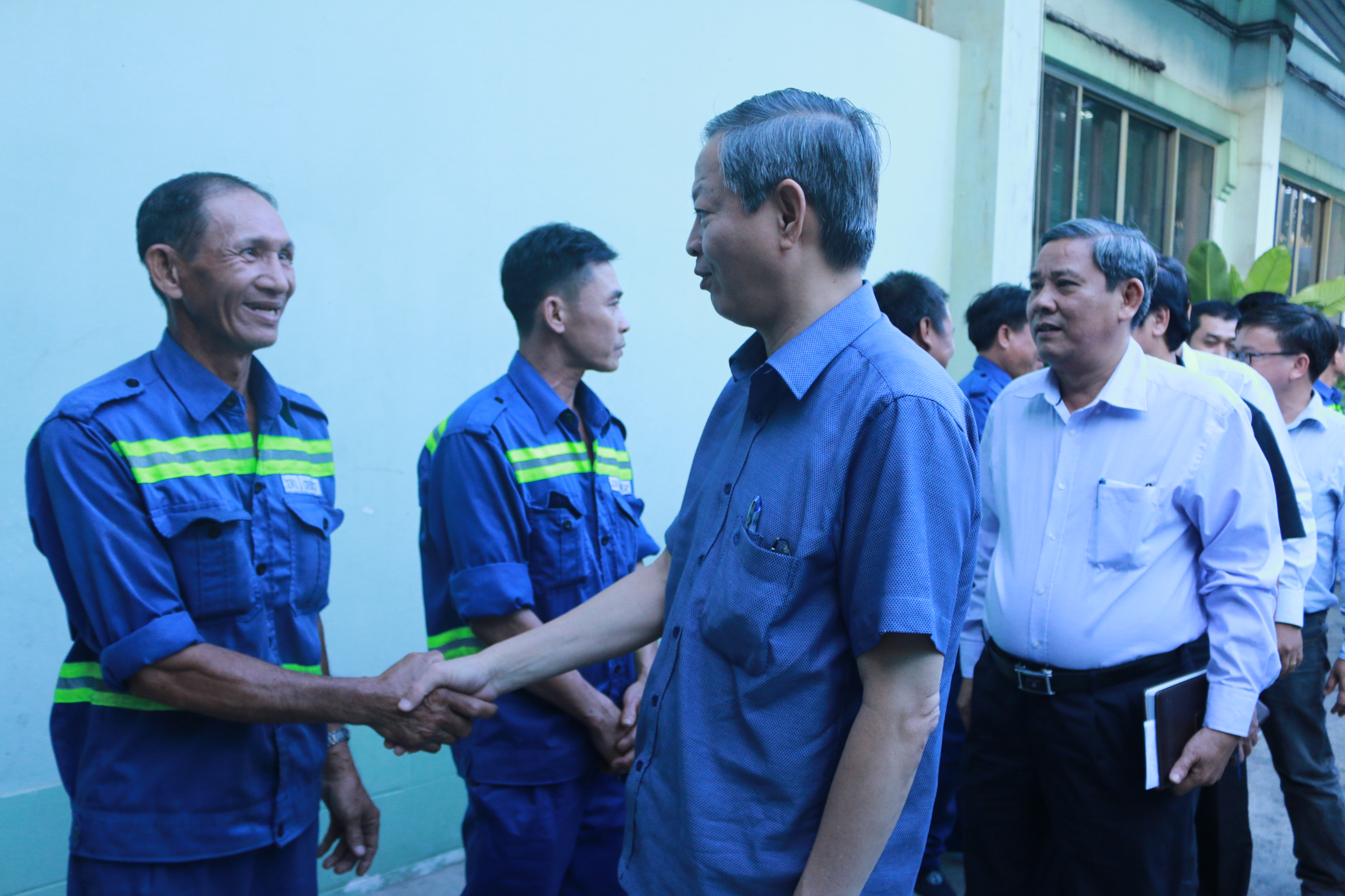 
Ph&oacute; Chủ tịch UBND TP HCM L&ecirc; Văn Khoa thăm hỏi v&agrave; ch&uacute;c tết c&aacute;n bộ, c&ocirc;ng nh&acirc;n X&iacute; nghiệp Vận chuyển số 1
