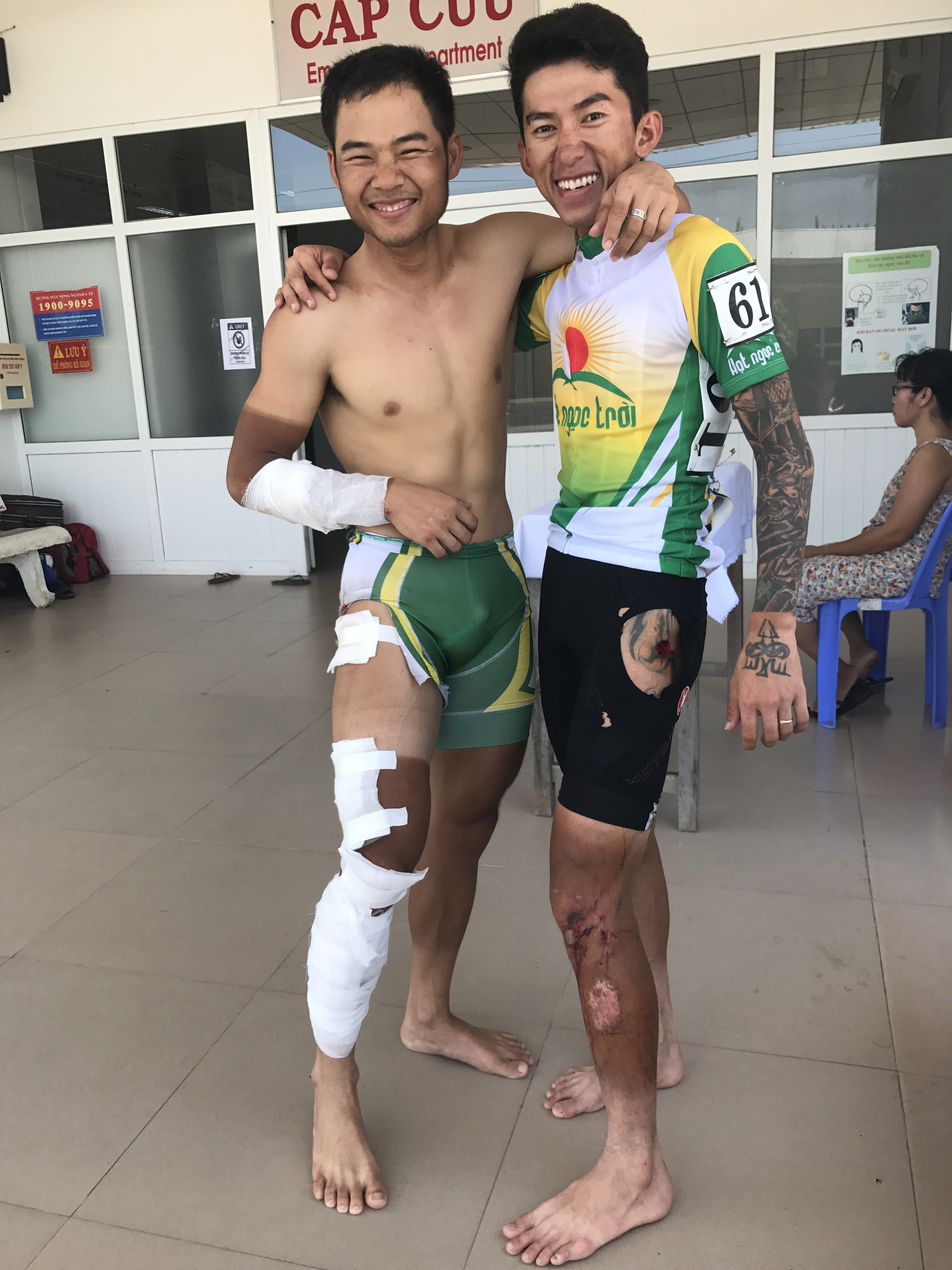 Nghĩa cử đẹp của 2 tay đua ngã ngựa - Ảnh 9.
