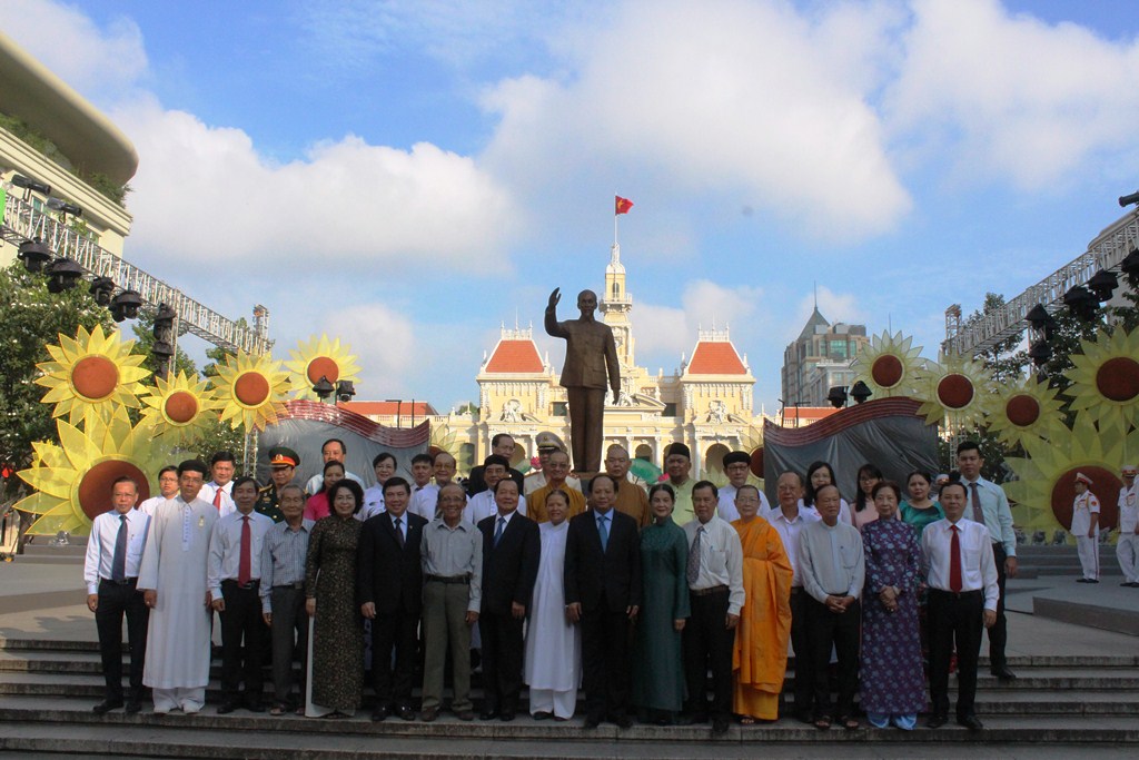 &Ocirc;ng L&ecirc; Thanh Hải c&ugrave;ng l&atilde;nh đạo TP HCM d&acirc;ng hương B&aacute;c Hồ - Ảnh 3.
