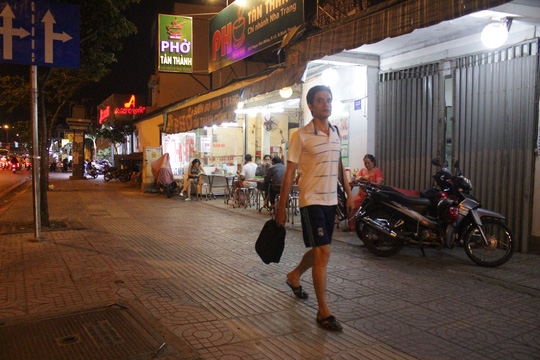 Người dân đã thoải mái đi bộ trên vỉa hè của đại lộ Phạm Văn Đồng