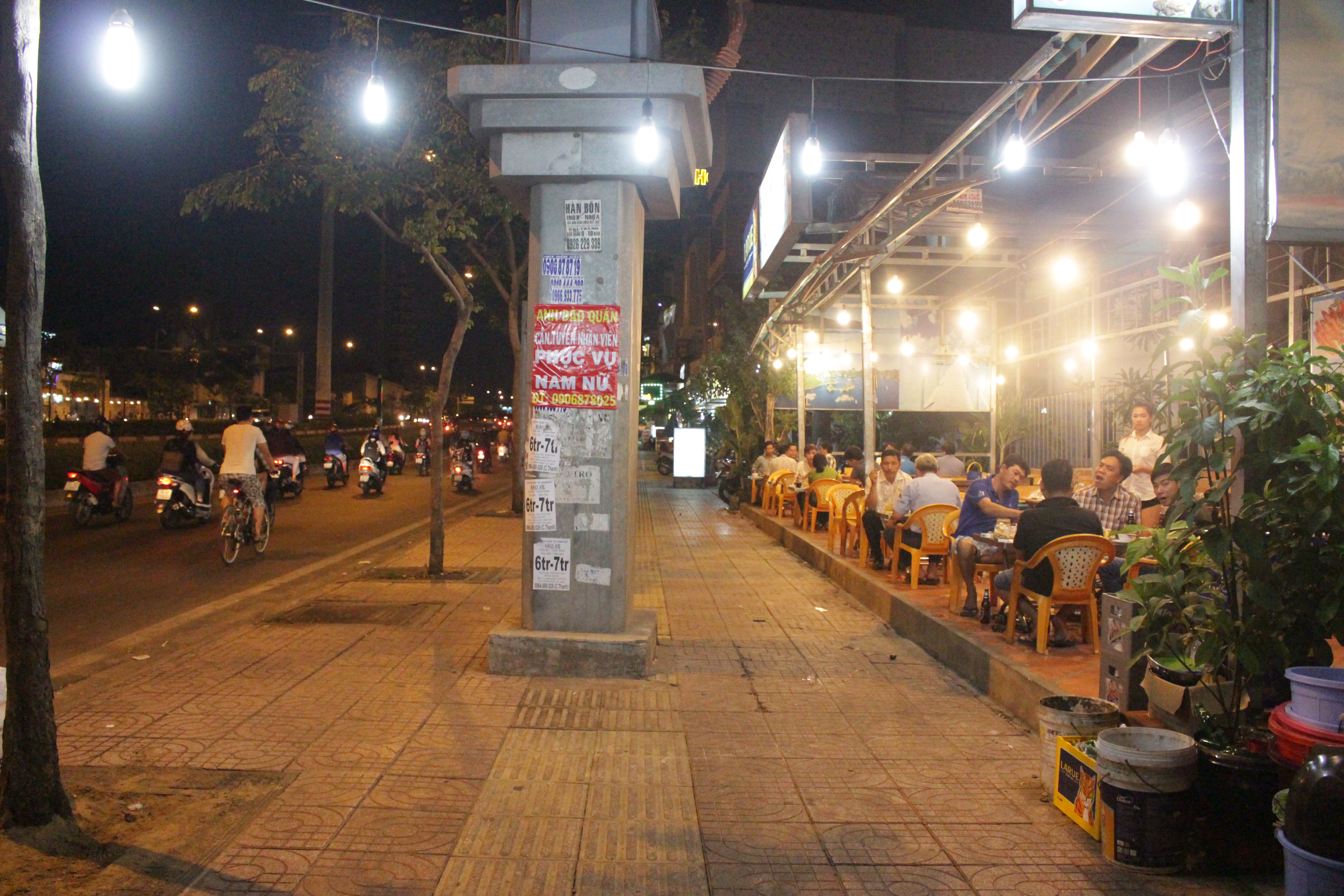 
Những ng&agrave;y qua, c&aacute;c qu&aacute;n nhậu đ&atilde; chấp h&agrave;nh nghi&ecirc;m chỉnh, trả lại vỉa h&egrave; th&ocirc;ng tho&aacute;ng.
