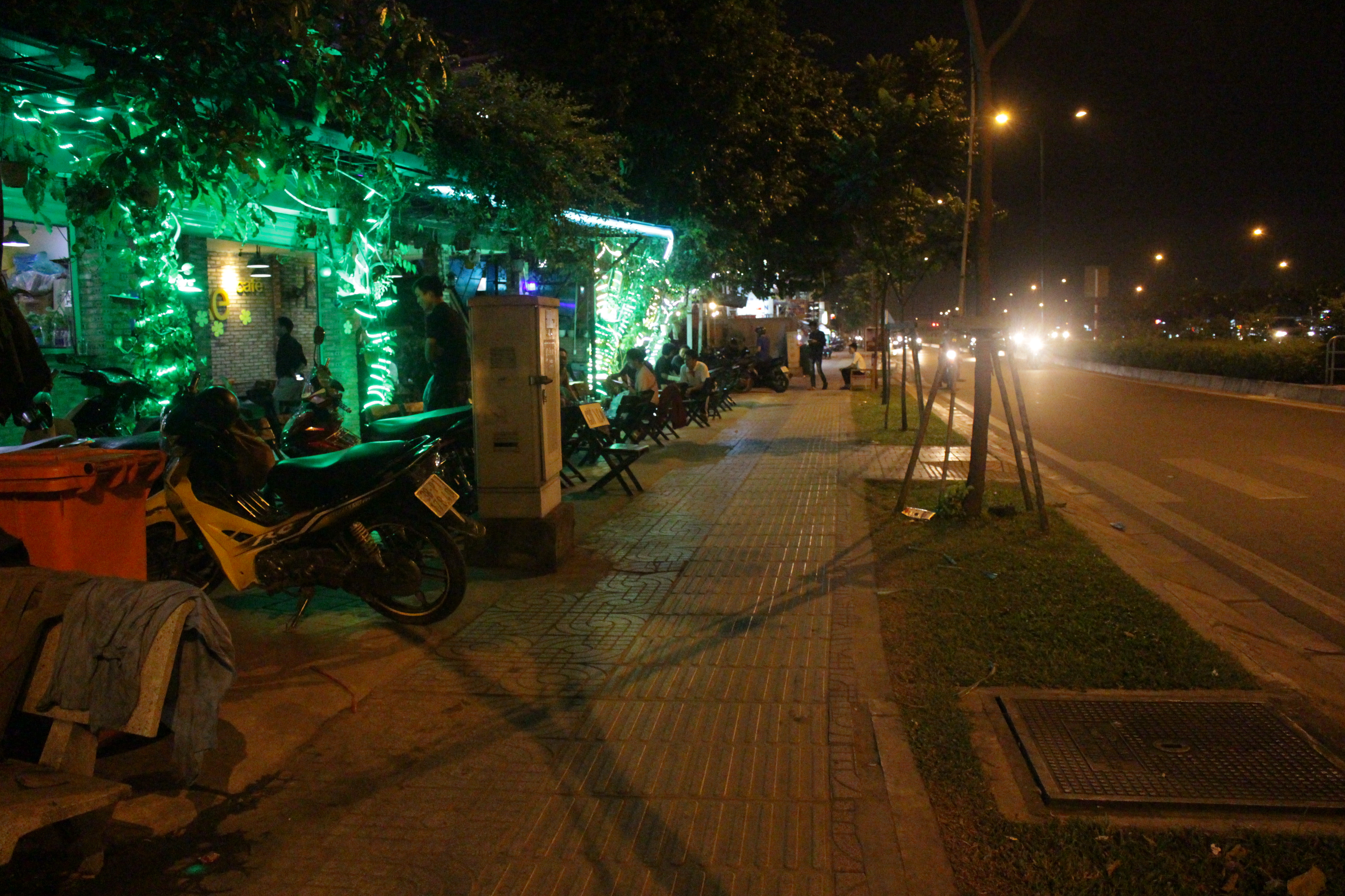 
Vỉa h&egrave; trước c&aacute;c qu&aacute;n c&agrave; ph&ecirc;, qu&aacute;n ăn cũng sạch đẹp, gọn g&agrave;ng kh&ocirc;ng k&eacute;m.
