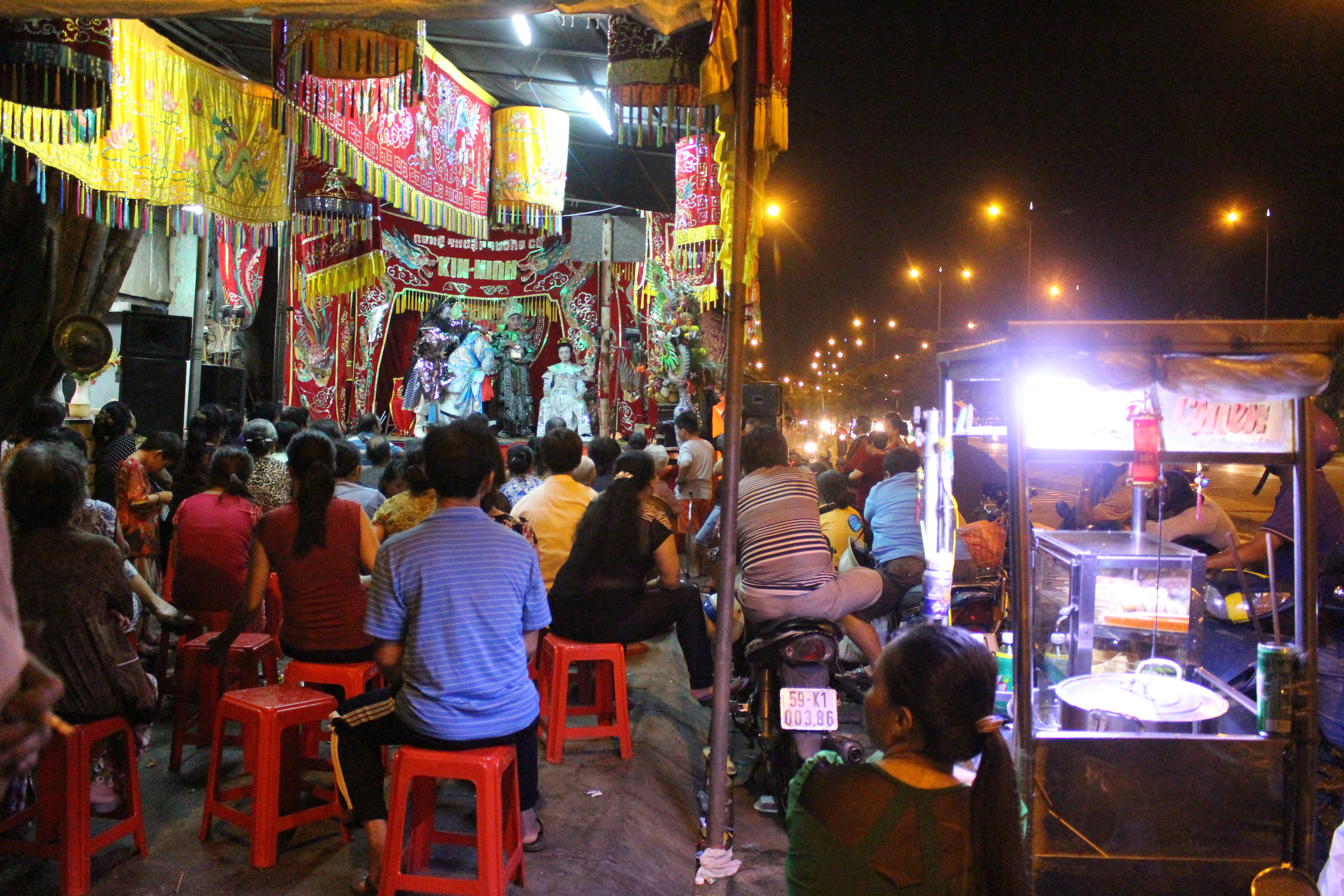 
Bốn h&ocirc;m nay, cứ đ&ecirc;m đến, người d&acirc;n sinh sống gần miếu B&agrave; Ngũ H&agrave;nh (miếu 5 b&agrave;) lại rộn r&agrave;ng về đ&acirc;y thưởng thức tuồng cổ trong hội lễ Kỳ Y&ecirc;n.
