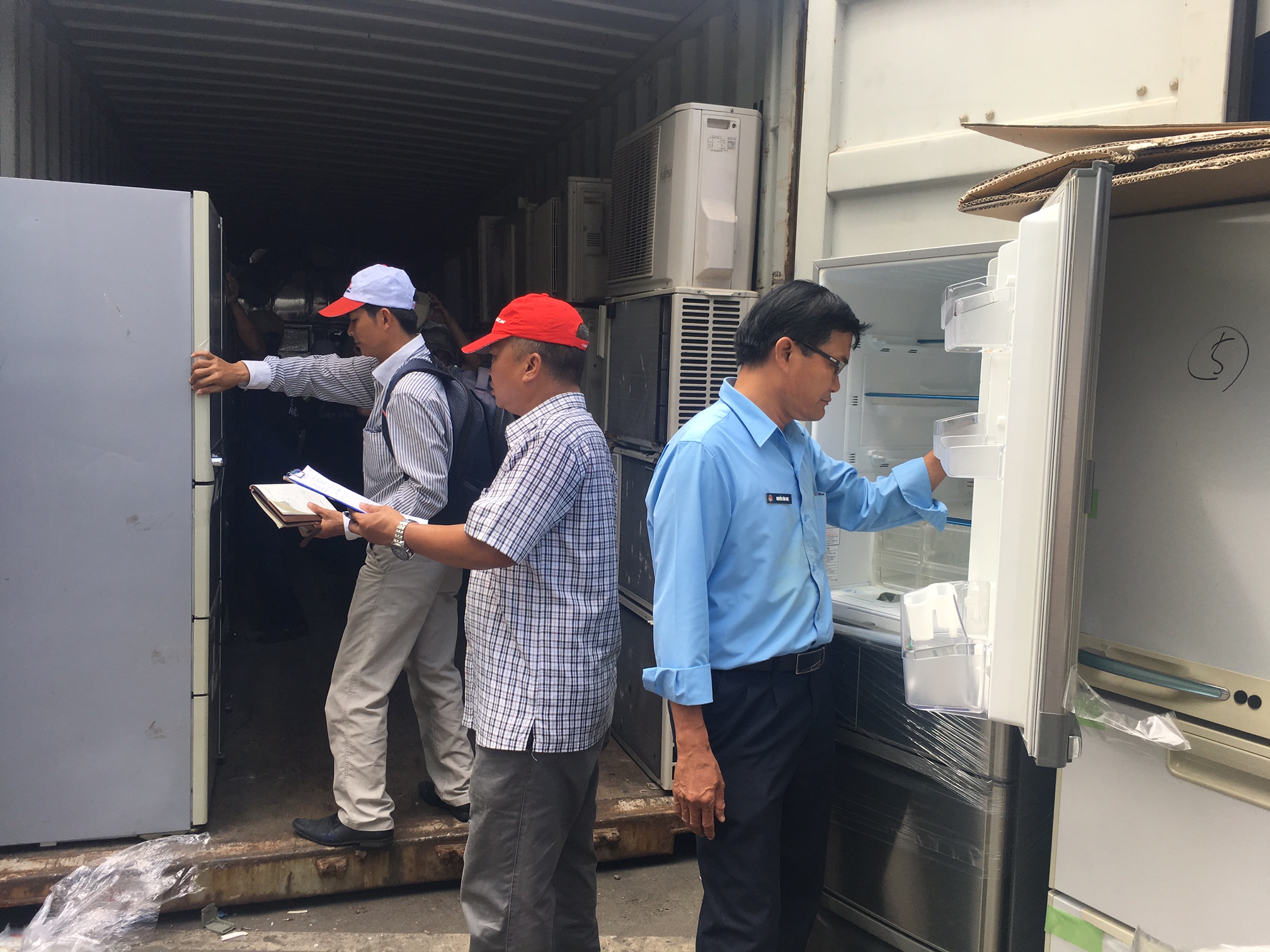 Chuyển hàng lòng vòng để qua mắt hải quan