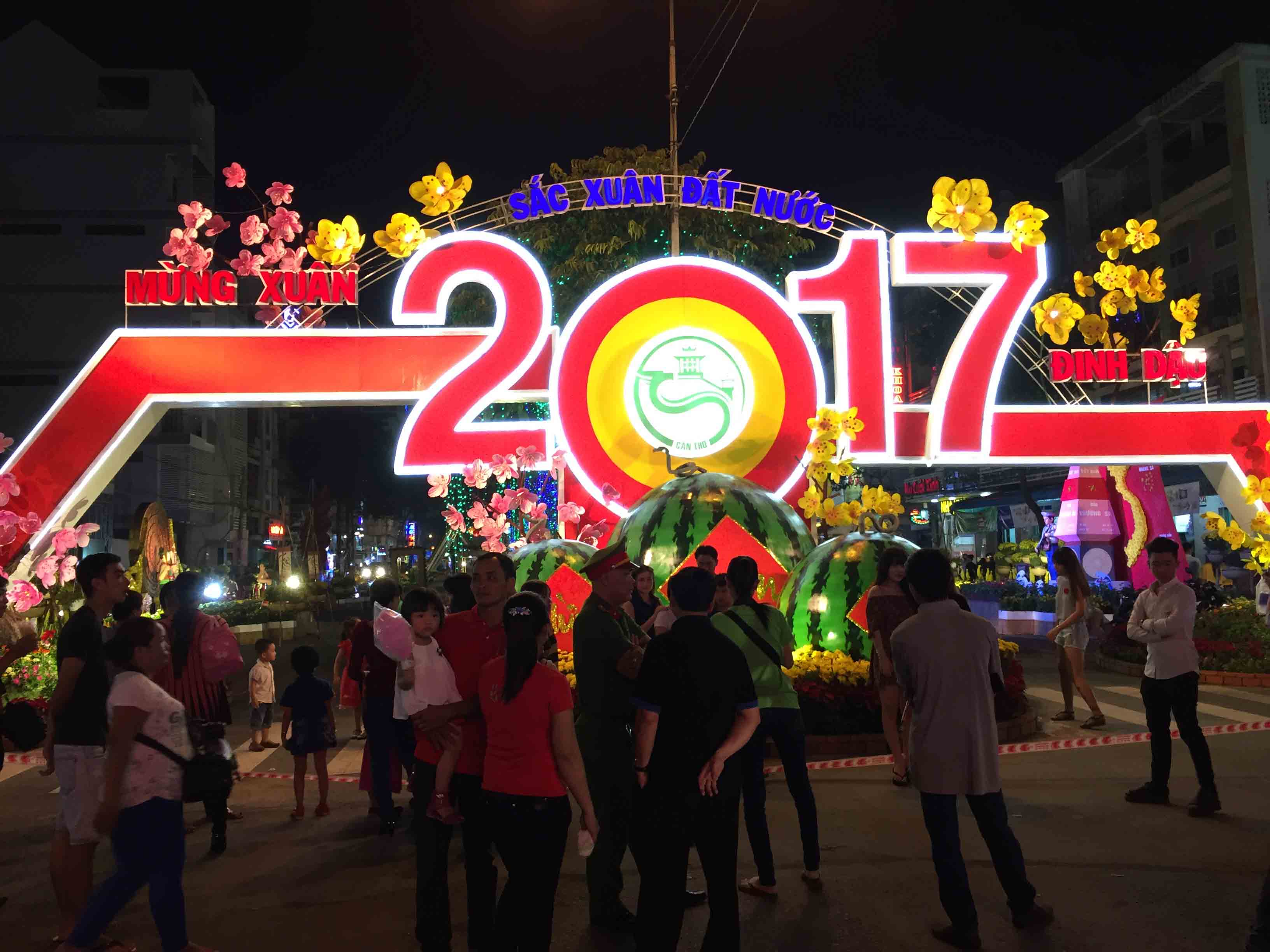 
Nhiều người chờ đợi trước cổng sau đường hoa trước giờ khai mạc

