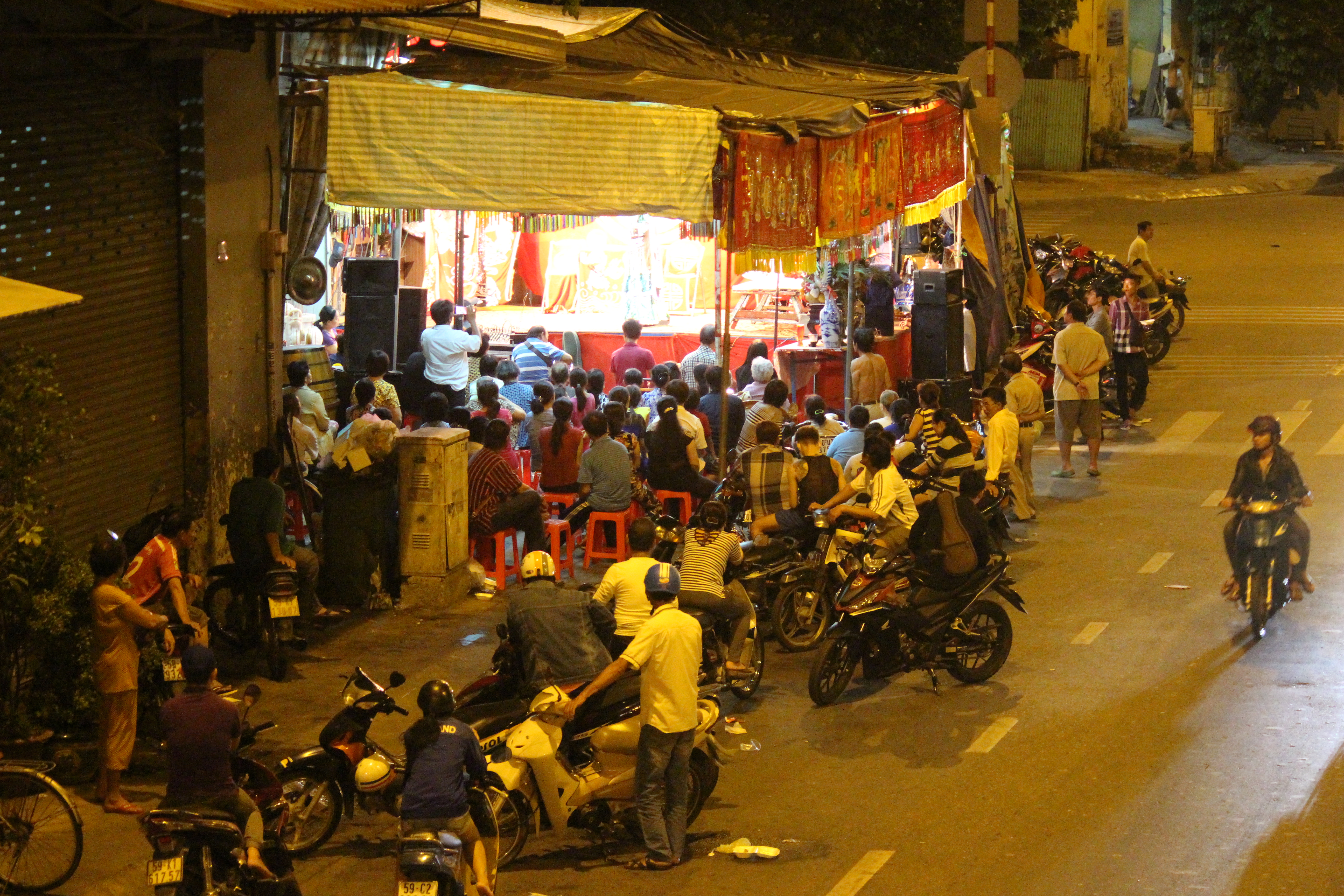 
Qu&aacute; nửa đ&ecirc;m, gần trăm kh&aacute;n giả vẫn n&aacute;n lại để xem hết vở diễn, kết th&uacute;c lễ Kỳ Y&ecirc;n, cầu ch&uacute;c cho nhau b&igrave;nh y&ecirc;n, hạnh ph&uacute;c
