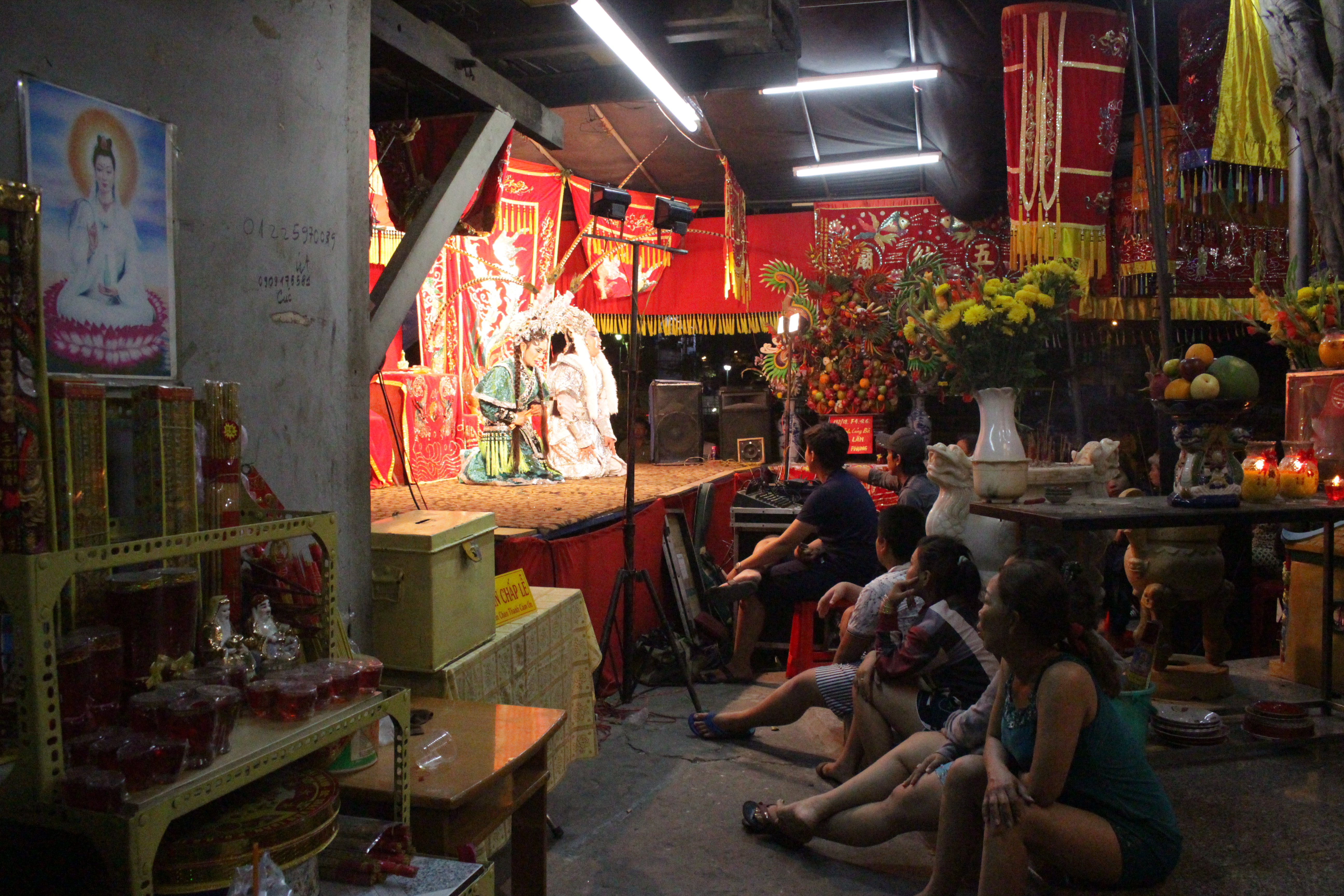 
Lễ Kỳ Y&ecirc;n l&agrave; truyền thống l&acirc;u đời tại khu vực n&agrave;y thường diễn ra v&agrave;o 3 ng&agrave;y 18, 19, 20 th&aacute;ng 2 &acirc;m lịch. Tuy nhi&ecirc;n, năm nay người d&acirc;n ở miếu 5 B&agrave; tr&ecirc;n đường V&otilde; Văn Kiệt (phường 1, quận 6, TP HCM) tổ chức lễ k&eacute;o d&agrave;i th&ecirc;m 1 ng&agrave;y.

