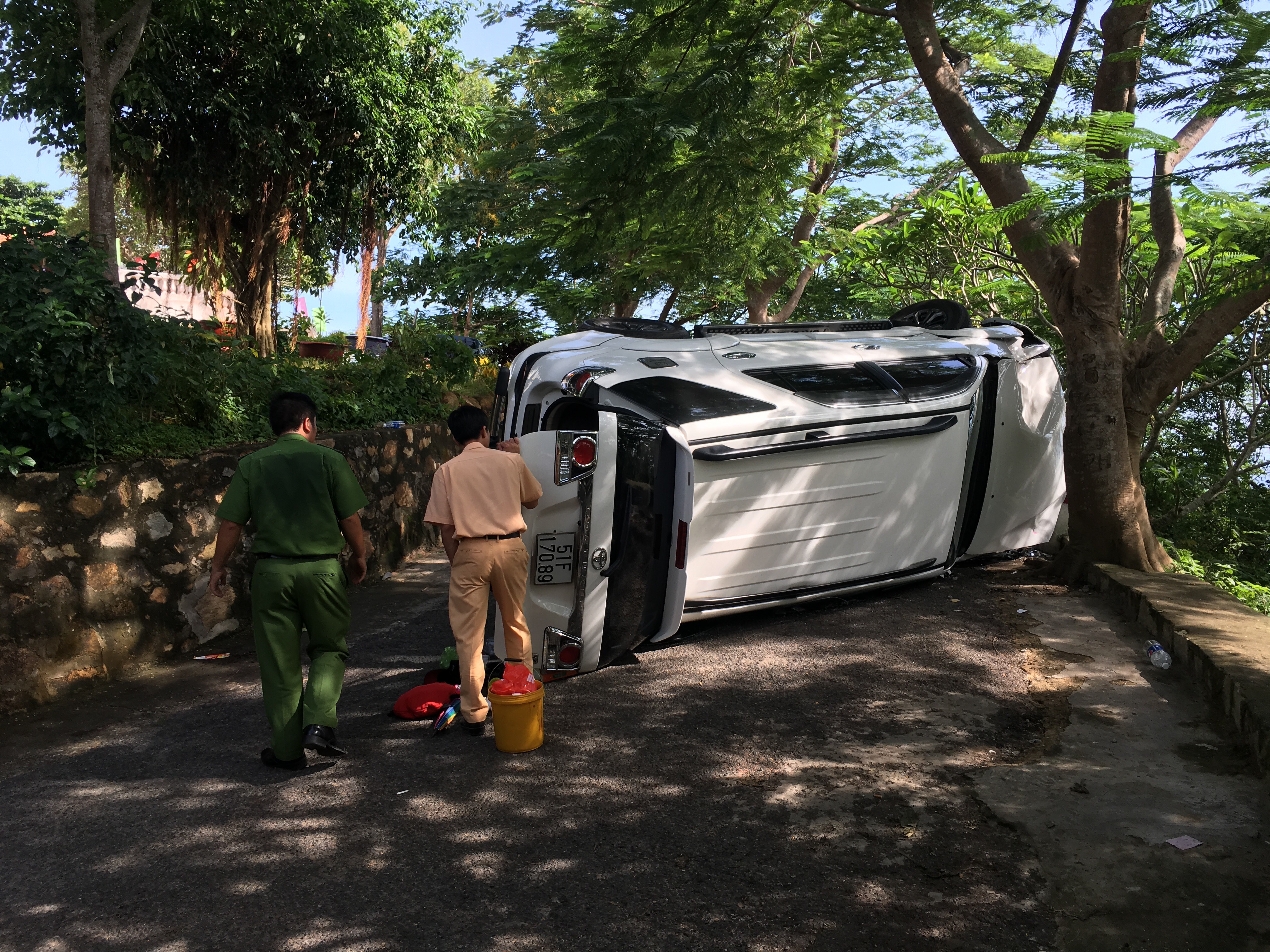 Đi chơi lễ, ô tô lật nghiêng trên núi Nhỏ