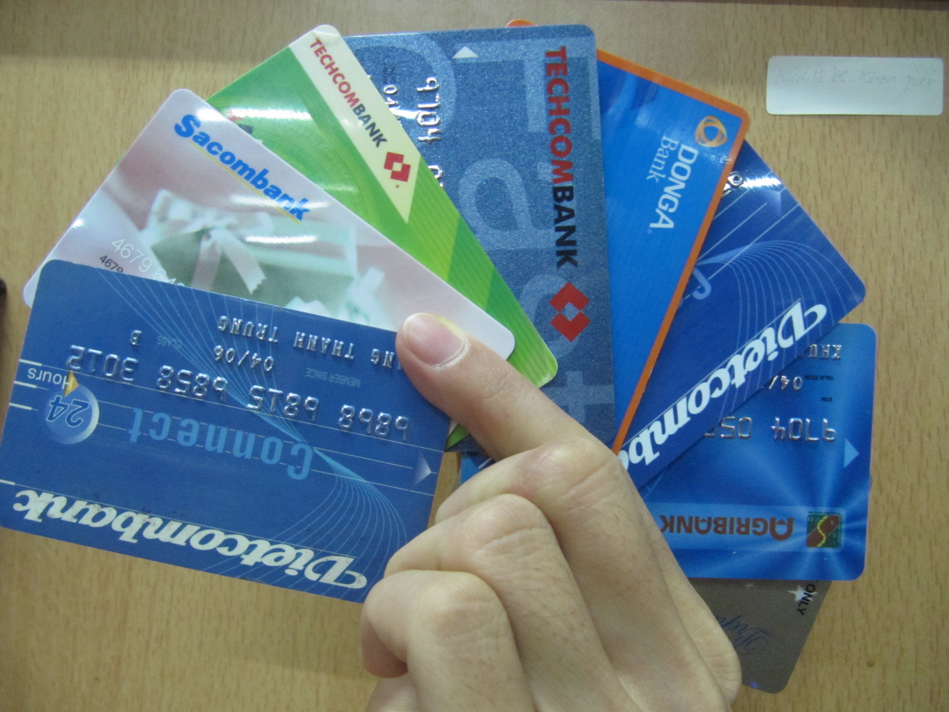 Mỗi thẻ ATM “gánh” 20-25 loại phí, ngân hàng nói gì?