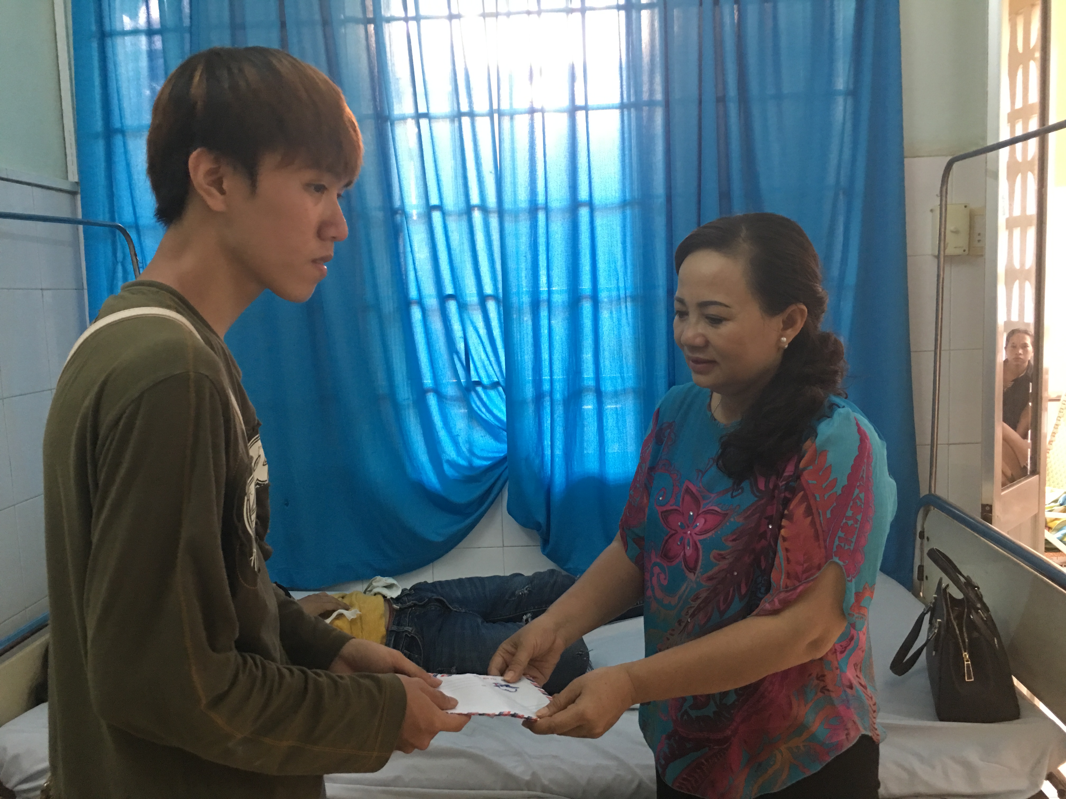 Đi chơi lễ, ô tô lật nghiêng trên núi Nhỏ - Ảnh 3.