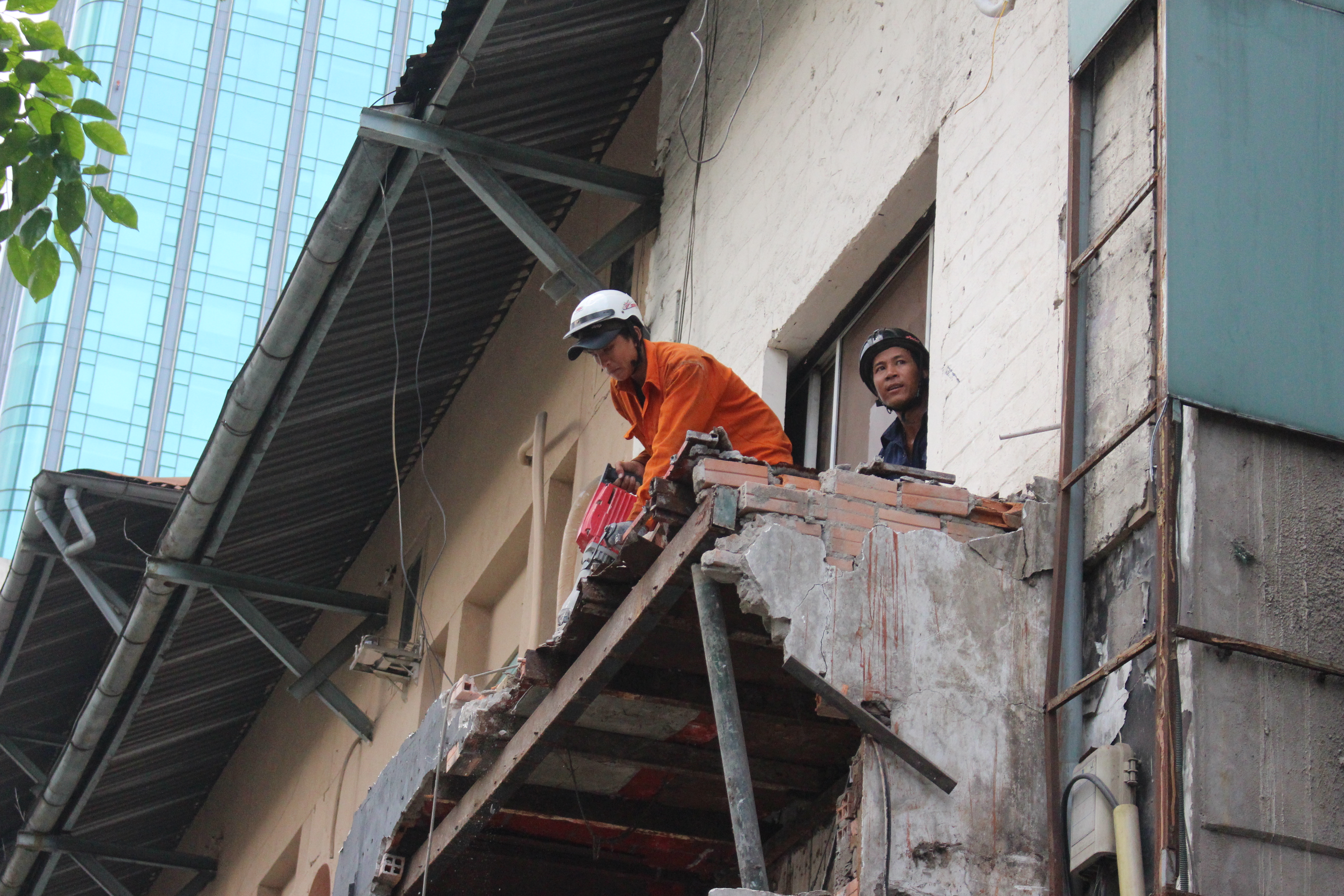 
Nh&agrave; c&oacute; phần ban c&ocirc;ng trước nh&ocirc; ra khoảng 1 m cũng bị th&aacute;o dỡ.
