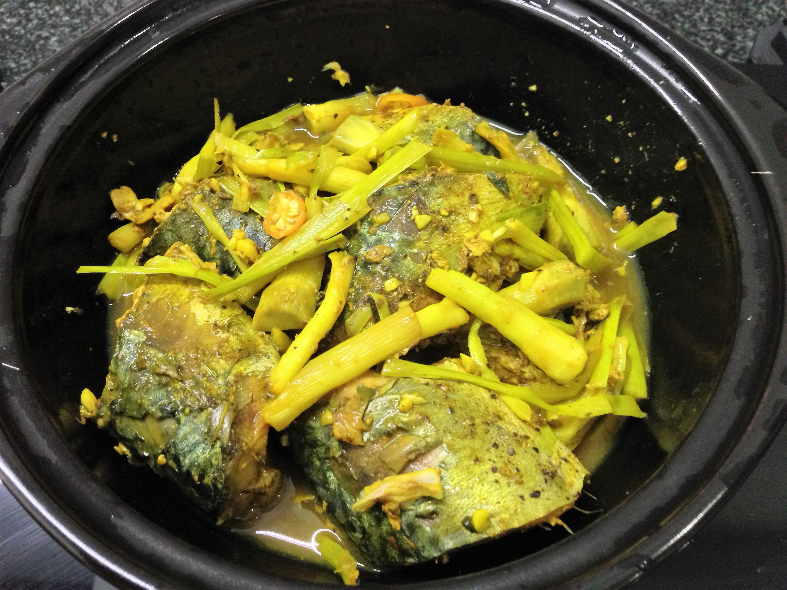 
C&aacute; Sapa kho với bồn bồn
