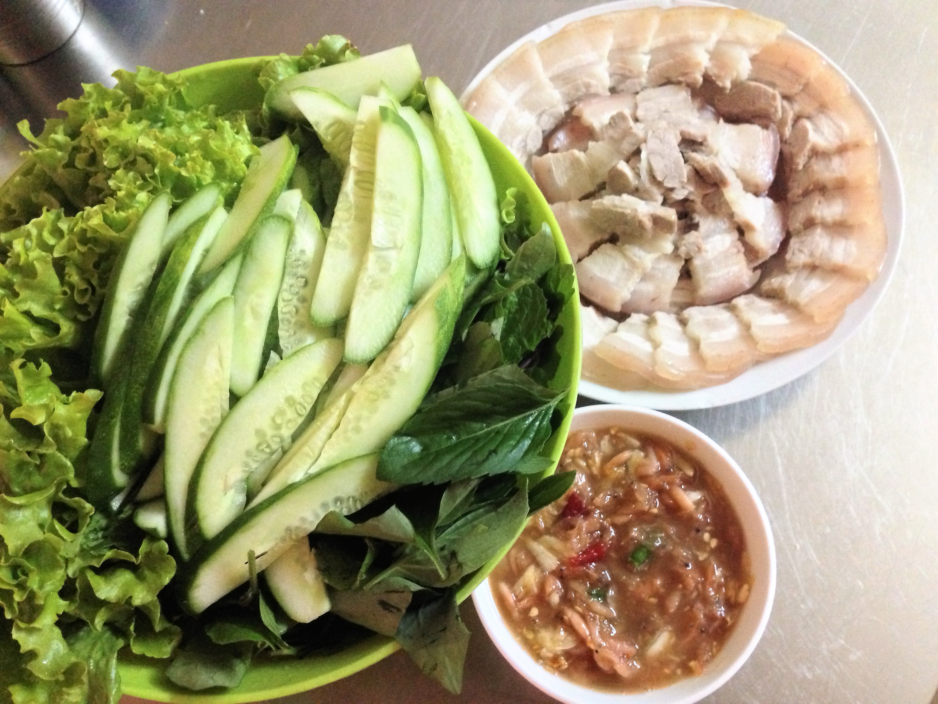Mắm tép ăn kèm thịt luộc, rau sống