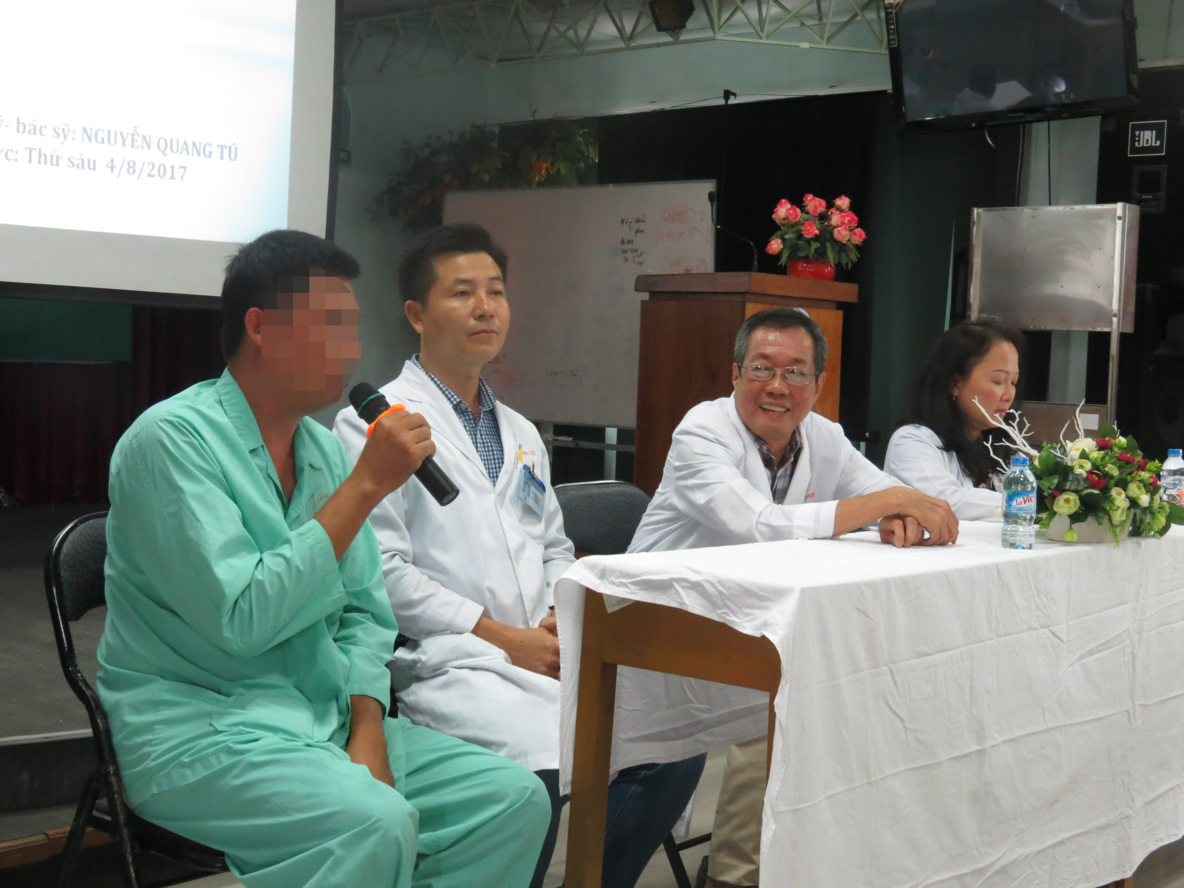 Bỏ quên nướu răng giả trong khí quản gần 2 năm