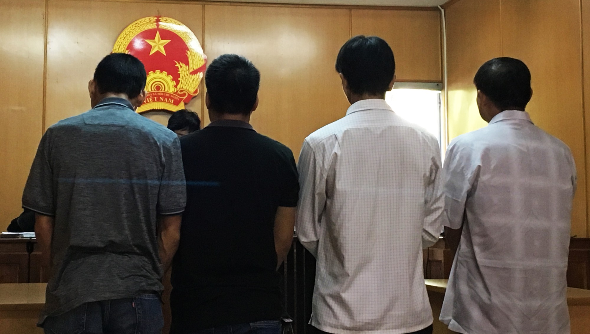 Vụ rút ruột xăng máy bay: 1 bị cáo được trả tự do tại toà