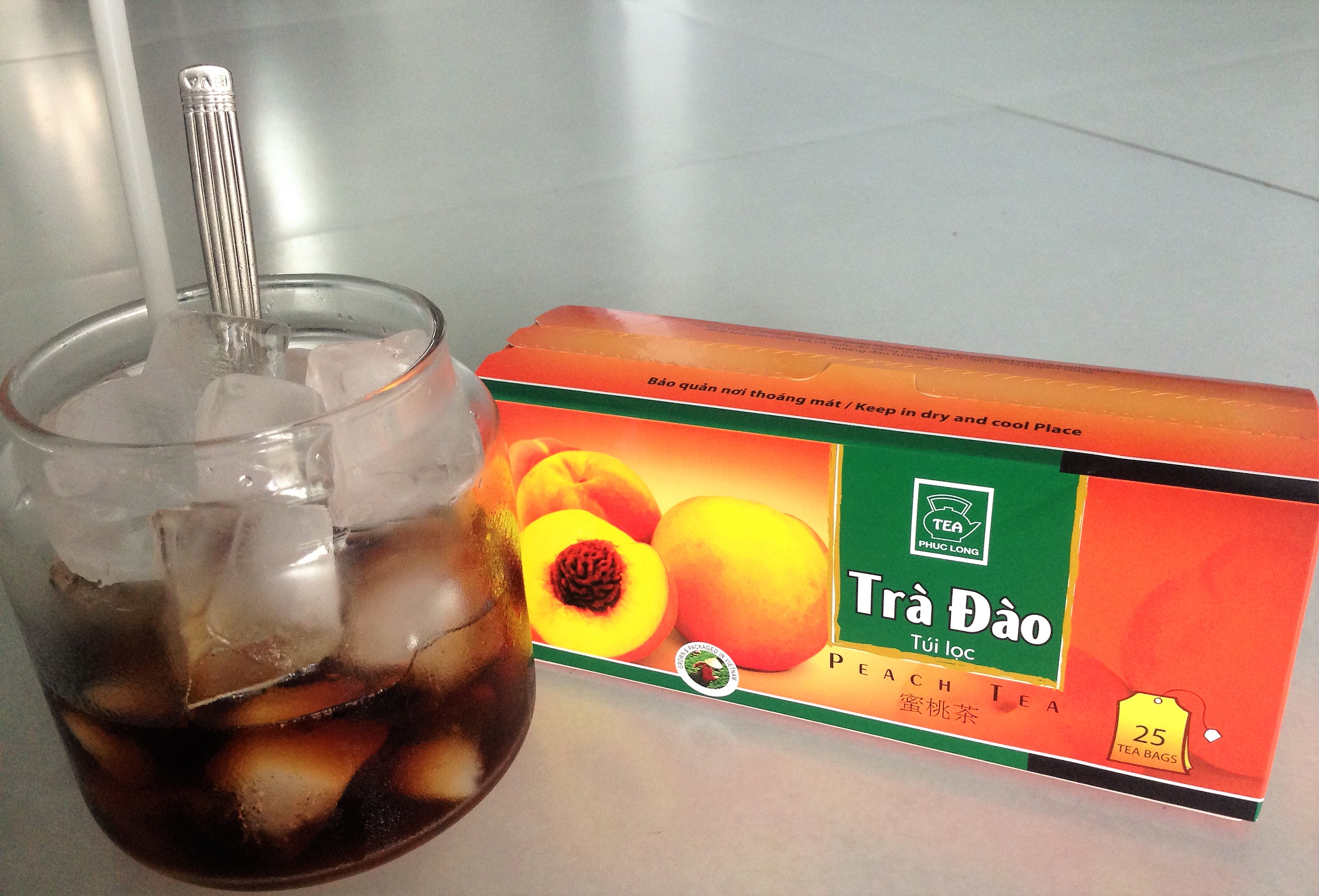 
Cho đ&aacute; v&agrave;o ly tr&agrave; v&agrave; cuối c&ugrave;ng cho đ&agrave;o ng&acirc;m l&ecirc;n tr&ecirc;n mặt
