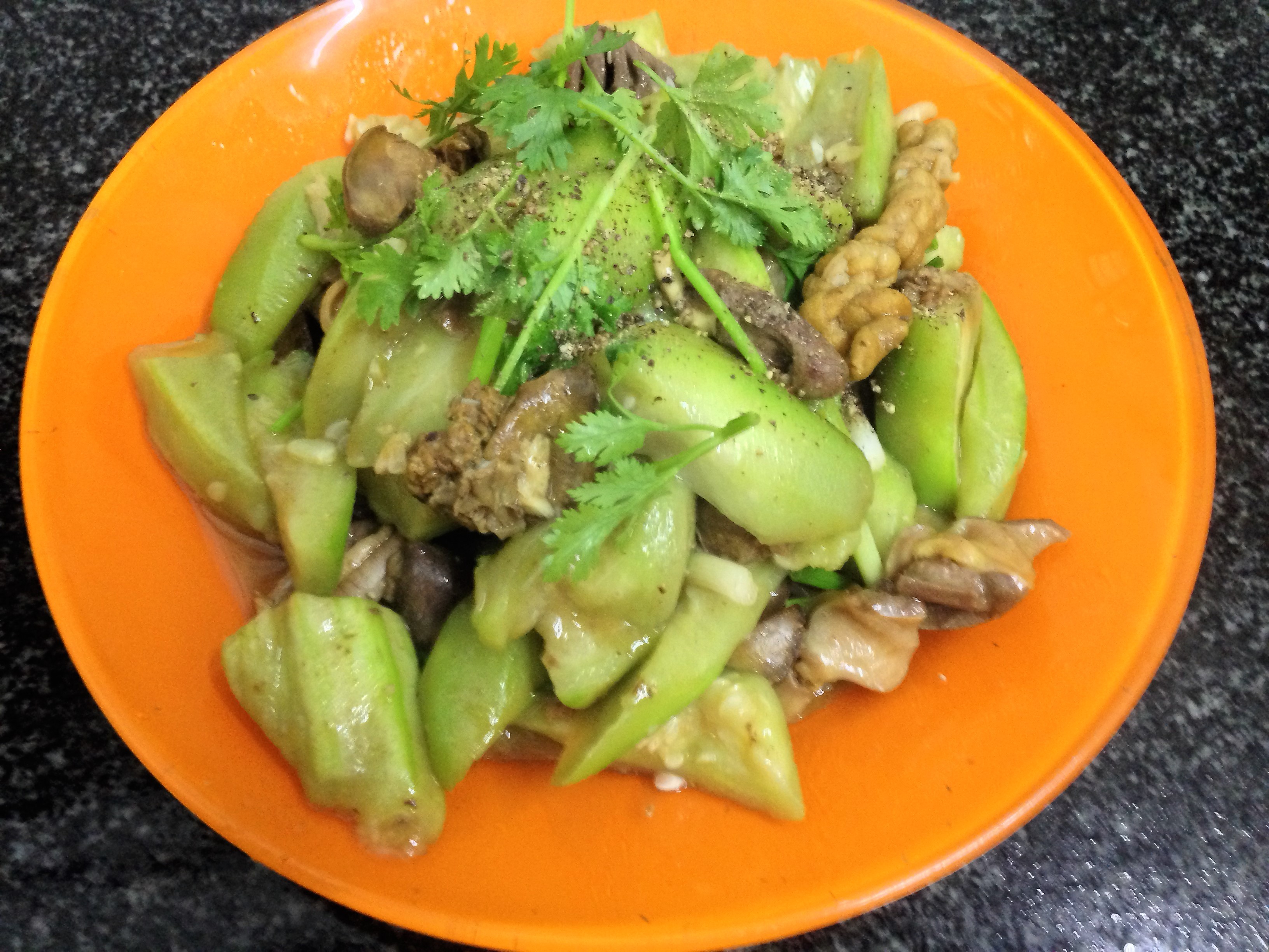 
L&ograve;ng g&agrave; x&agrave;o mướp
