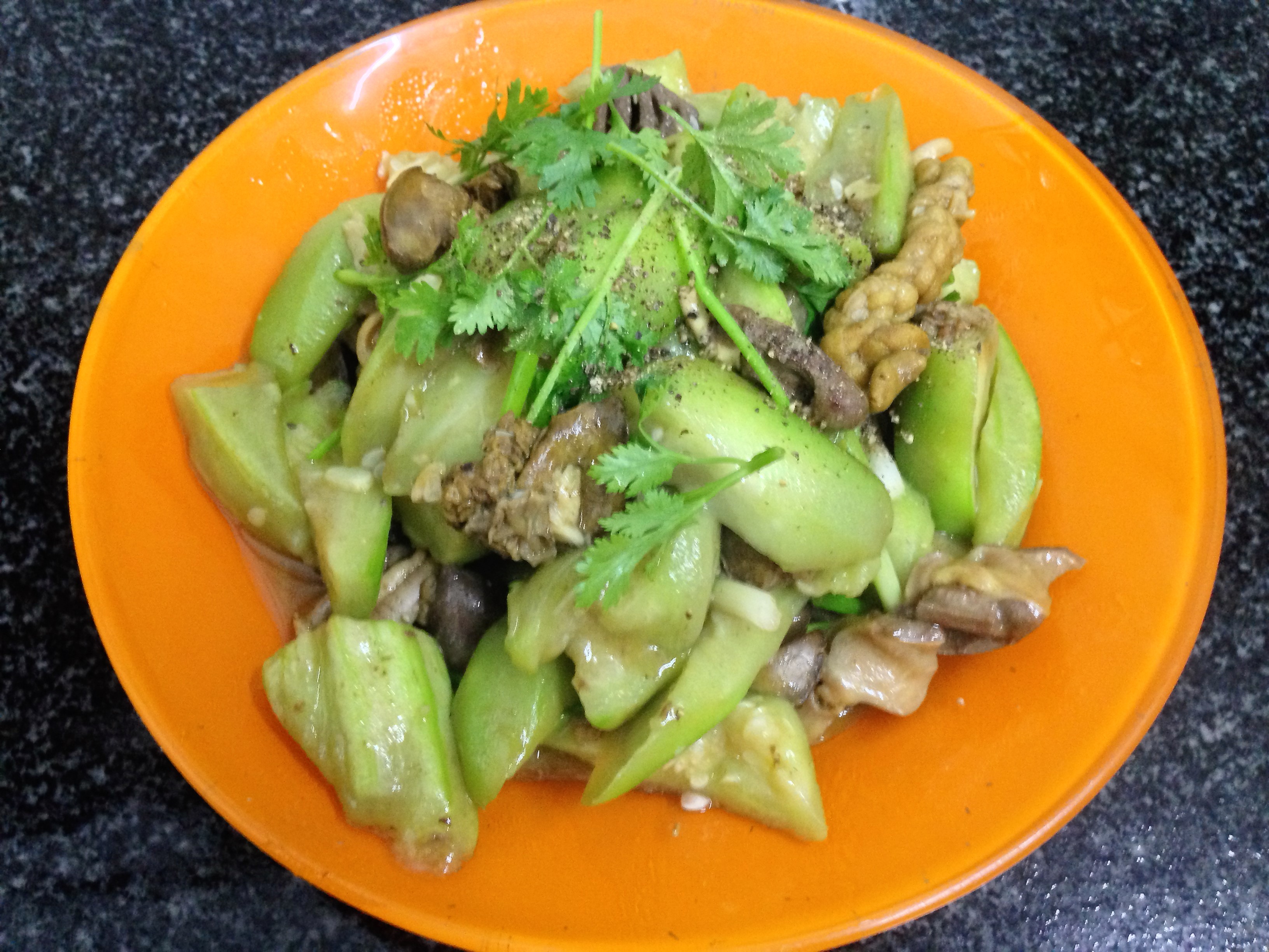 
L&ograve;ng g&agrave; x&agrave;o mướp thơm ngon
