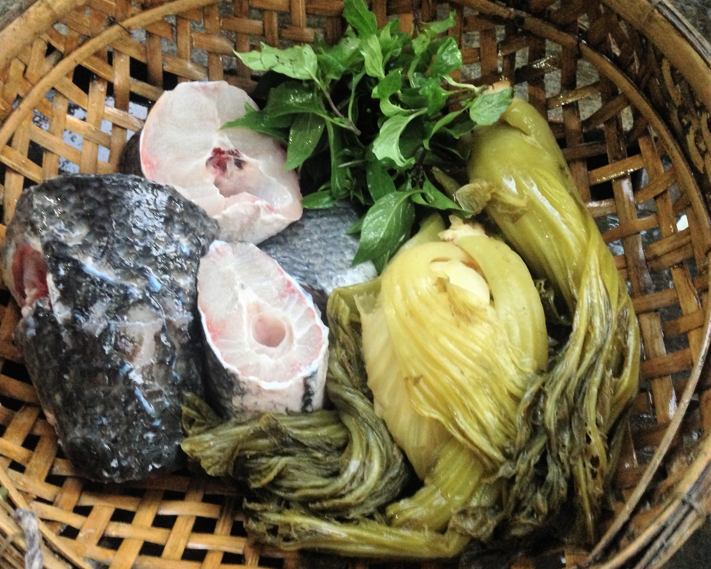 
Nguy&ecirc;n liệu cho m&oacute;n canh c&aacute; l&oacute;c nấu với cải chua
