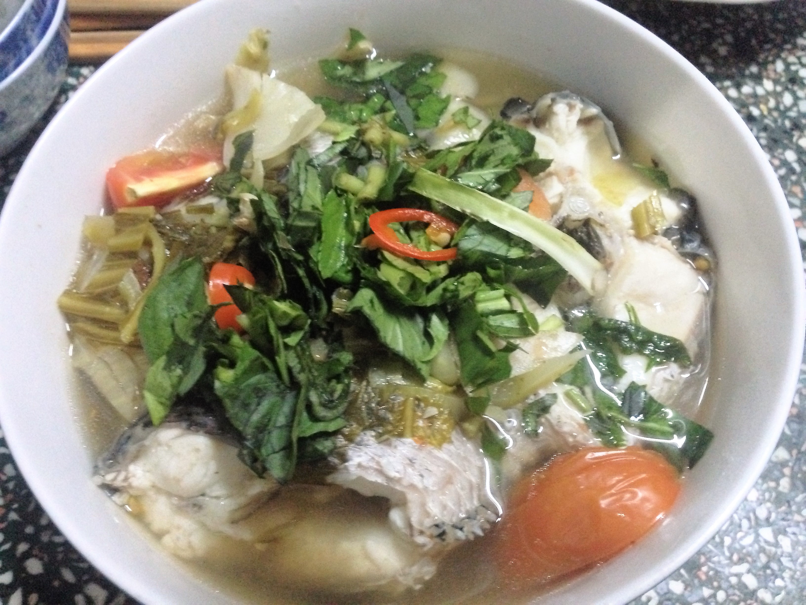 
C&aacute; l&oacute;c nấu với cải chua
