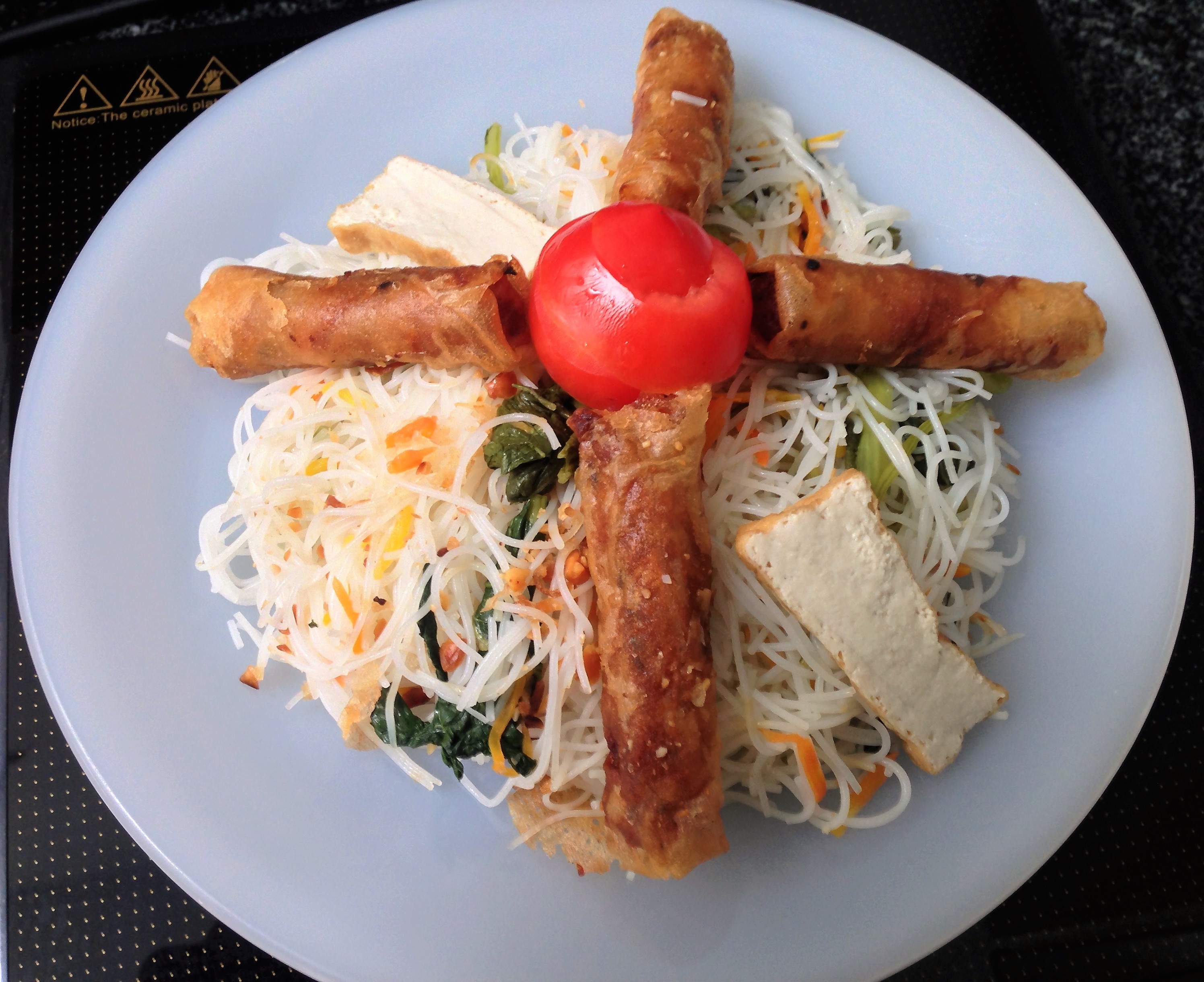 
B&uacute;n gạo x&agrave;o chay ăn k&egrave;m c&ugrave;ng chả gi&ograve; chay

