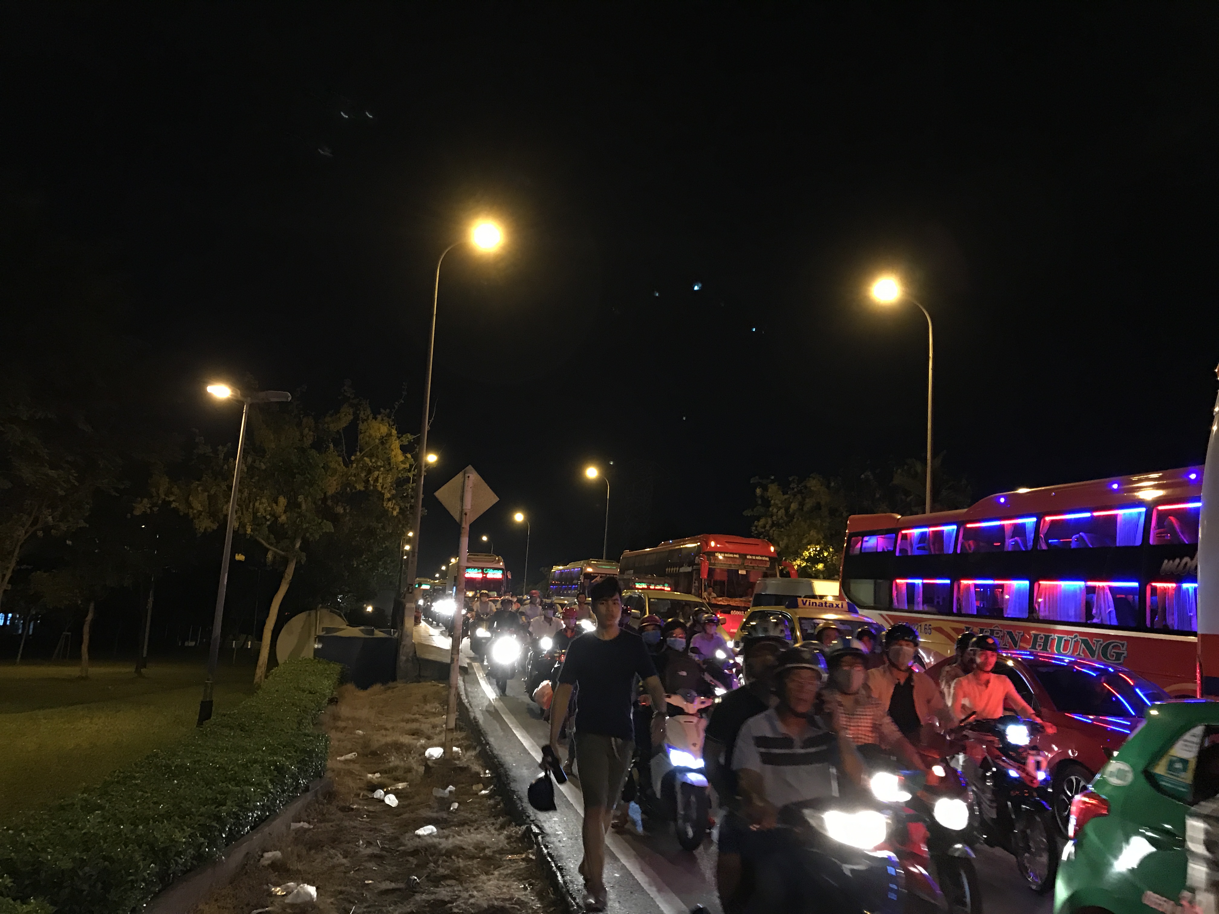 Đường Xô Viết Nghệ Tĩnh, đoạn trước Bến xe Miền Đông cũng trong tình trạng ùn tắc nghiêm trọng suốt từ khoảng 17 giờ và đến 21 giờ vẫn chưa có dấu hiệu thuyên giảm