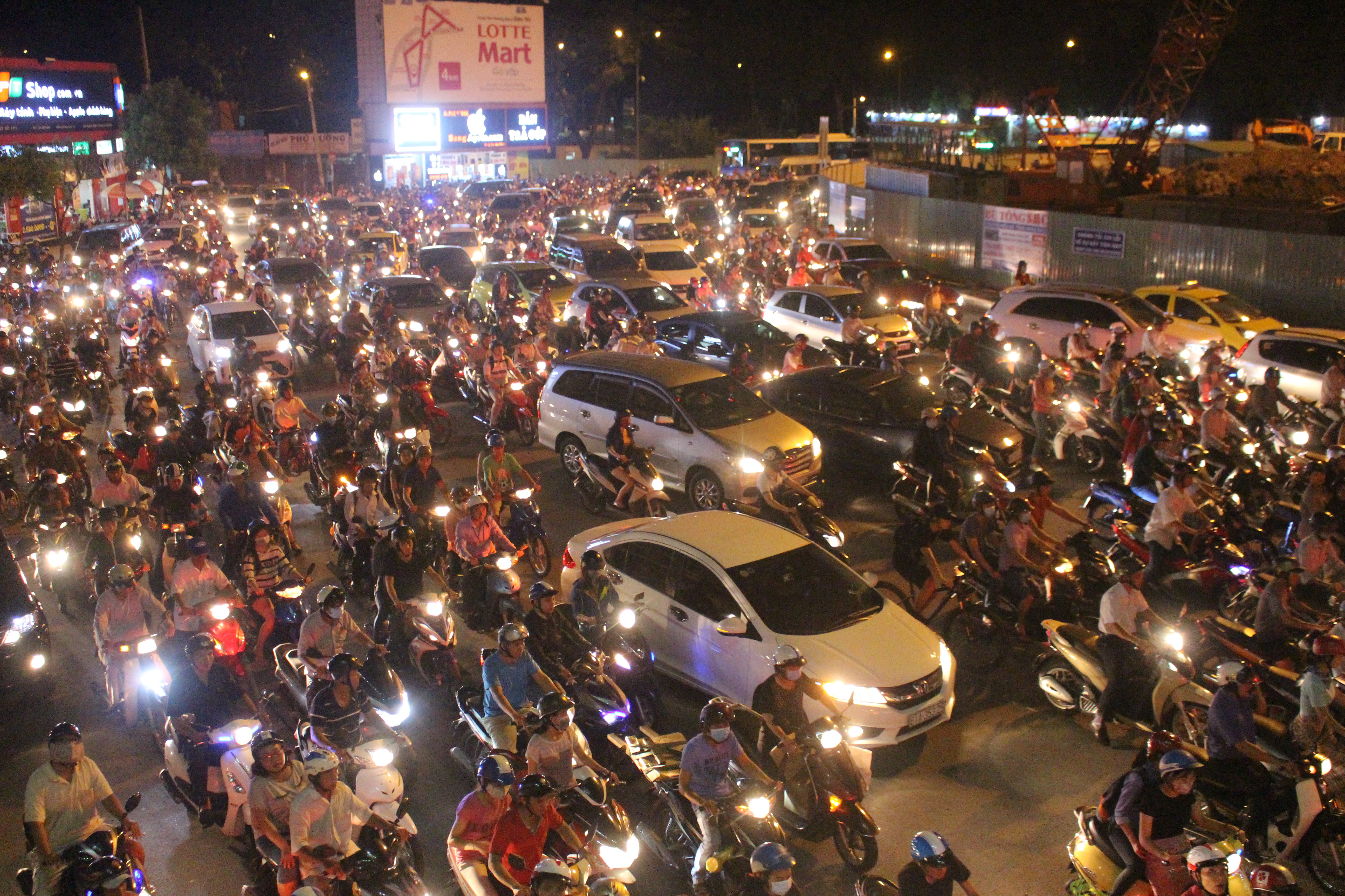 Khoảng 22 giờ đ&ecirc;m, t&igrave;nh trạng giao th&ocirc;ng bắt đầu ổn định hơn, nhưng việc lưu th&ocirc;ng qua khu vực vẫn hết sức kh&oacute; khăn.